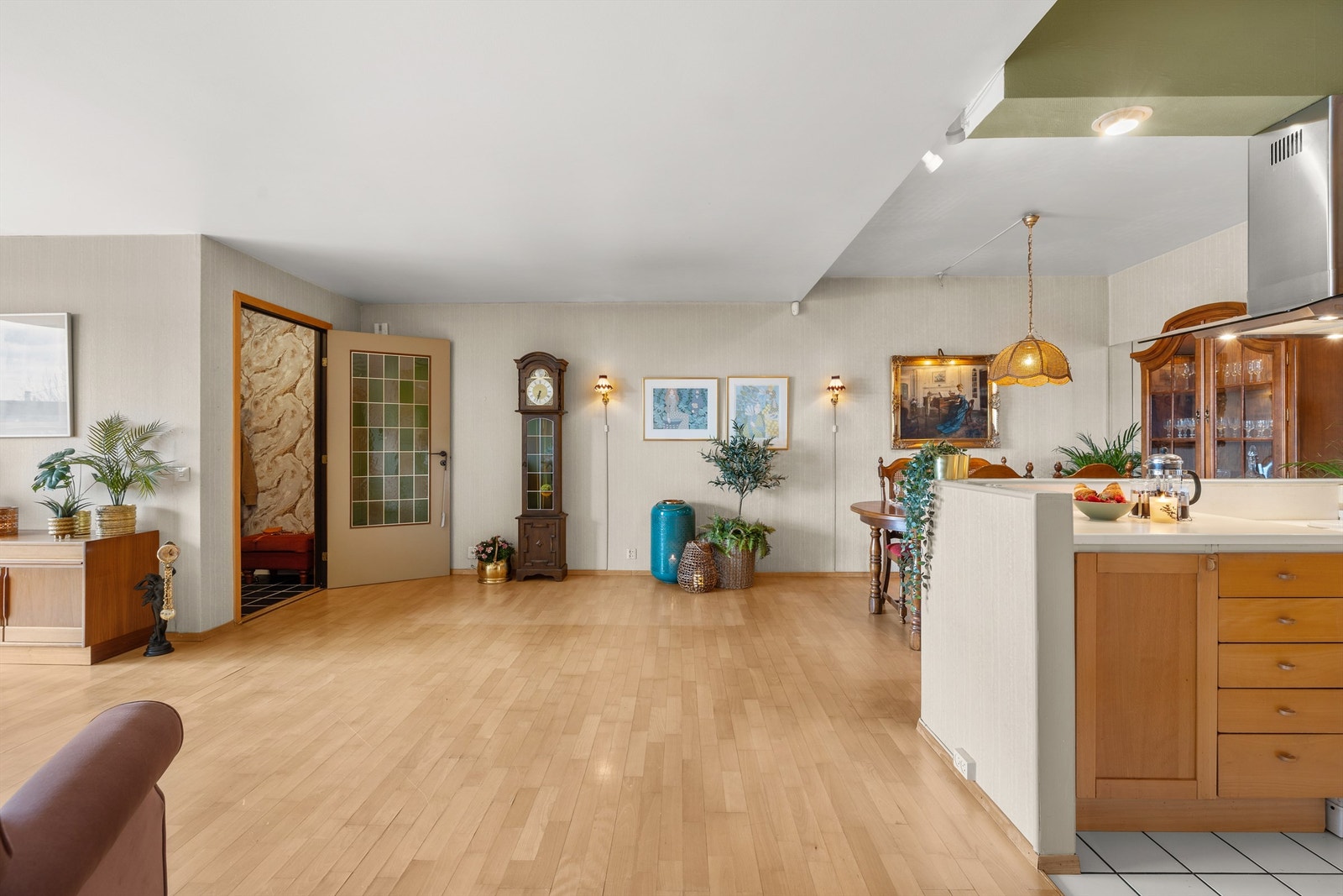 Romslig stue med god plass til møblering, sosialt rom med åpen kjøkkenløsning Galleribilde