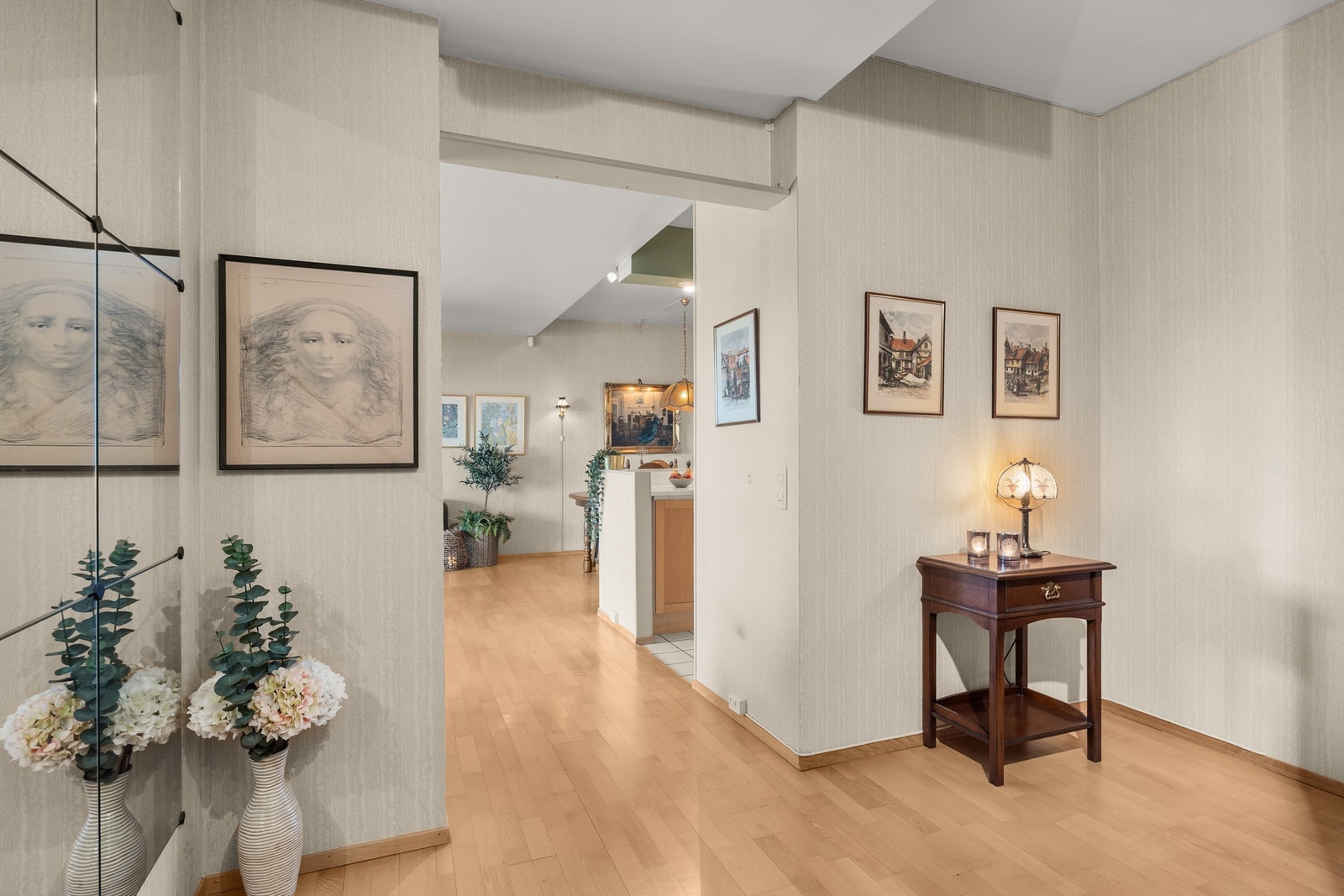 Hall som adskiller soverommene og badet fra stuen Galleribilde