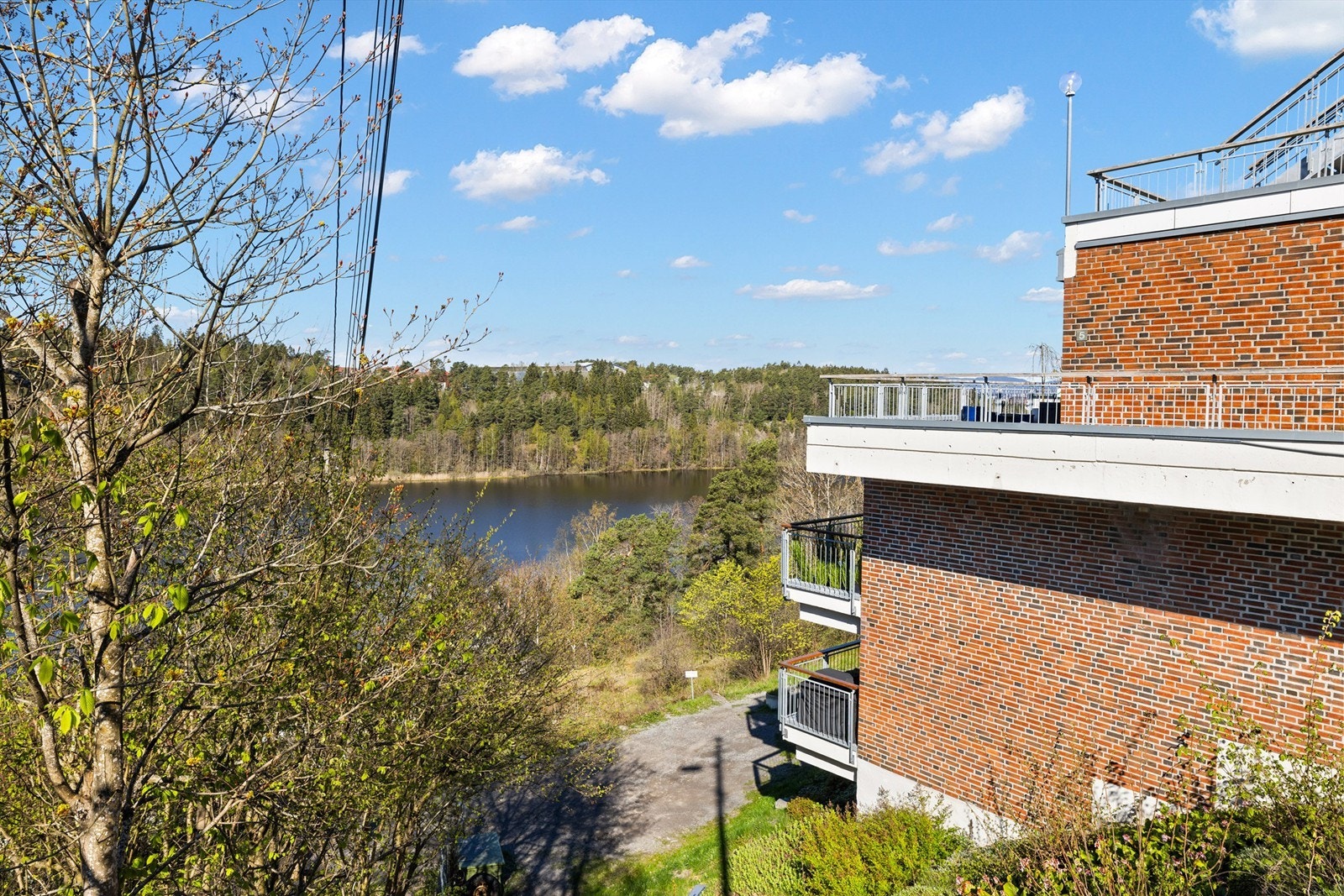 Eiendommen ligger inn en blindvei grensende til friområdet rundt Østensjøvannet Galleribilde