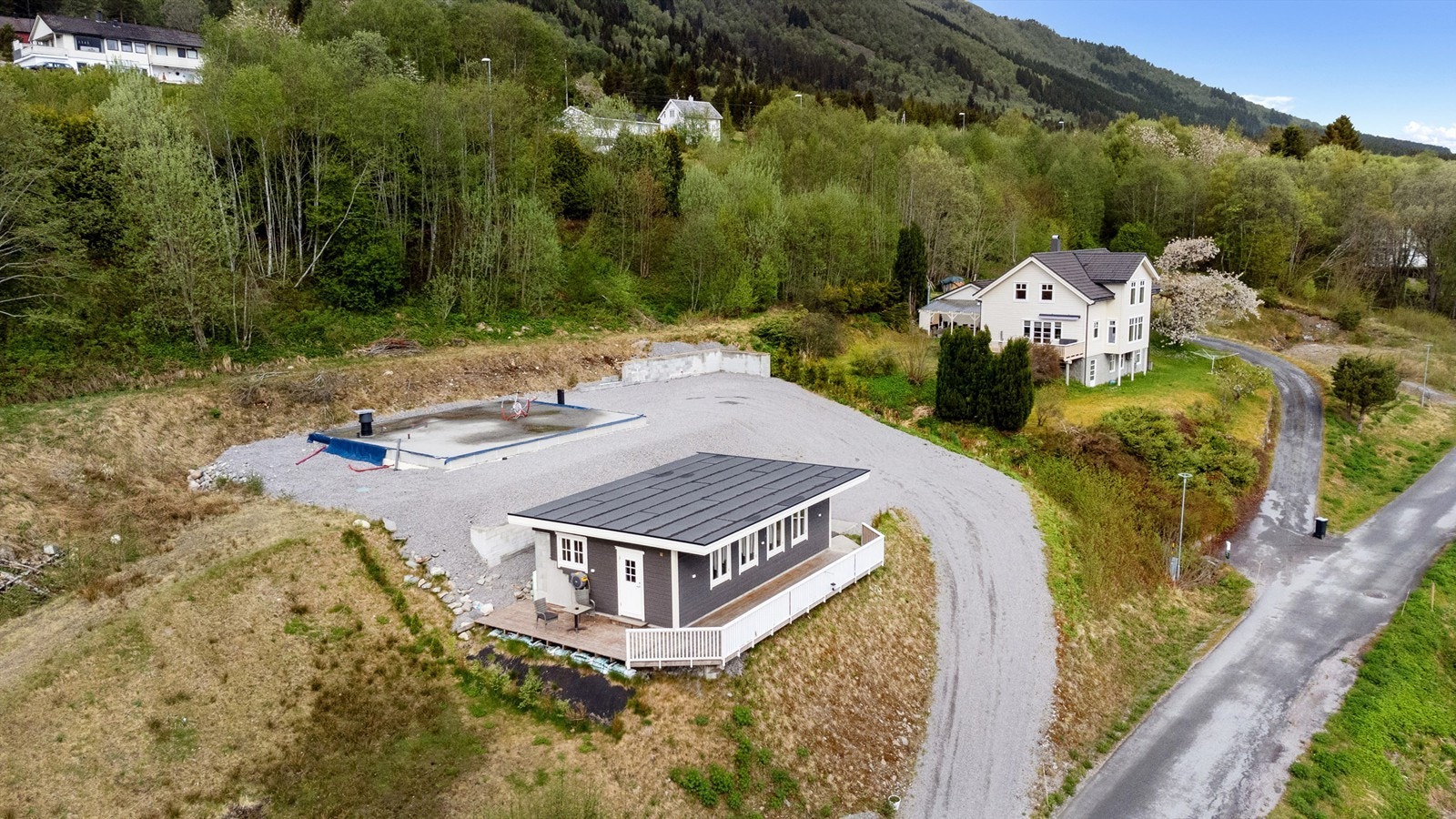 Garasje og støpt plate for kommende enebolig. Galleribilde