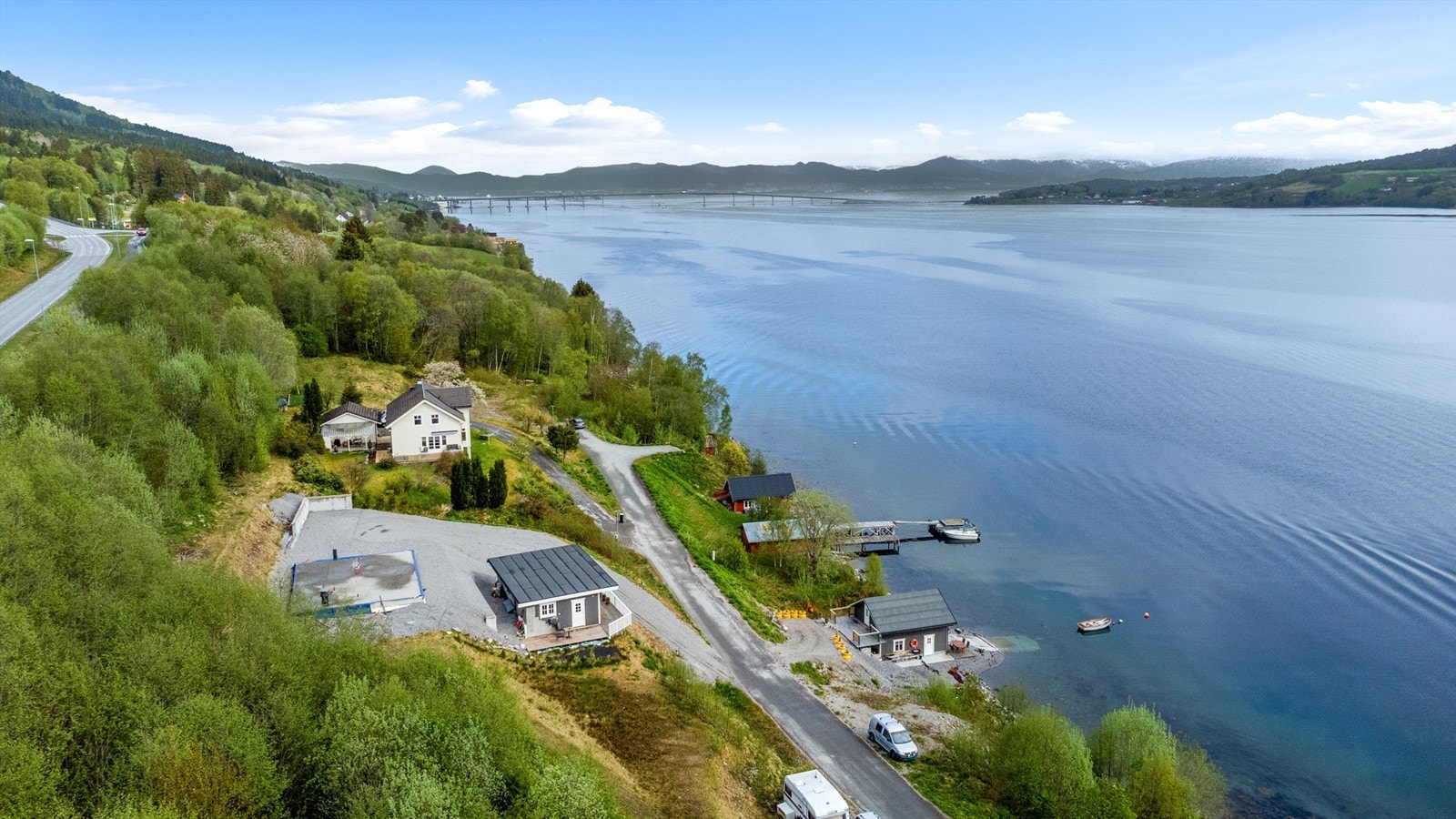Velkommen til Skorgevikvegen 95! Garasje og naust er oppført. Eneboligen er påbegynt med støpt ringmur og plate. Galleribilde