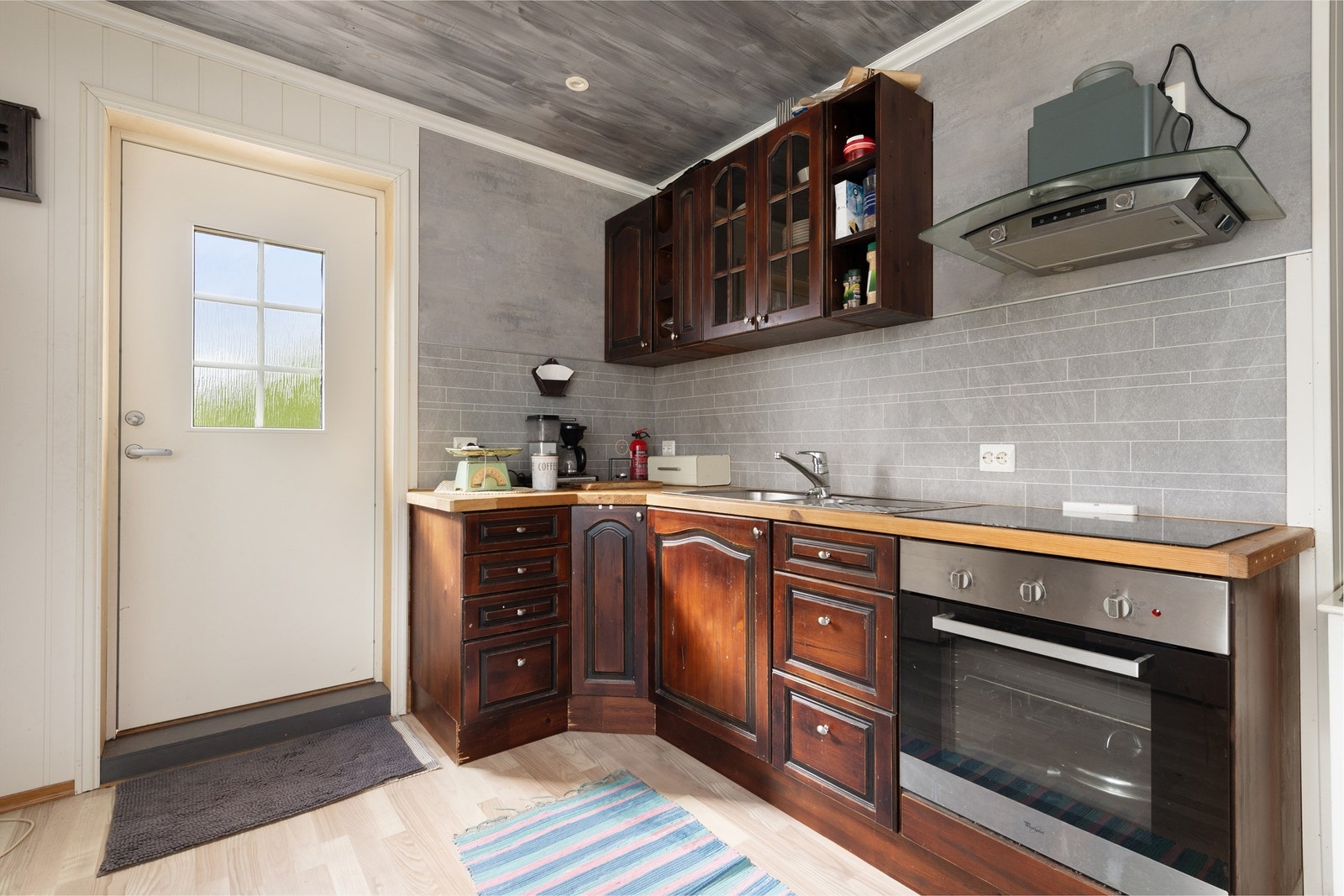 Det er også en del med oppholdsrom og bad/vaskerom i garasjen. Tiltenkt som midlertidig innredning inntil man får bygd enebolig. Galleribilde