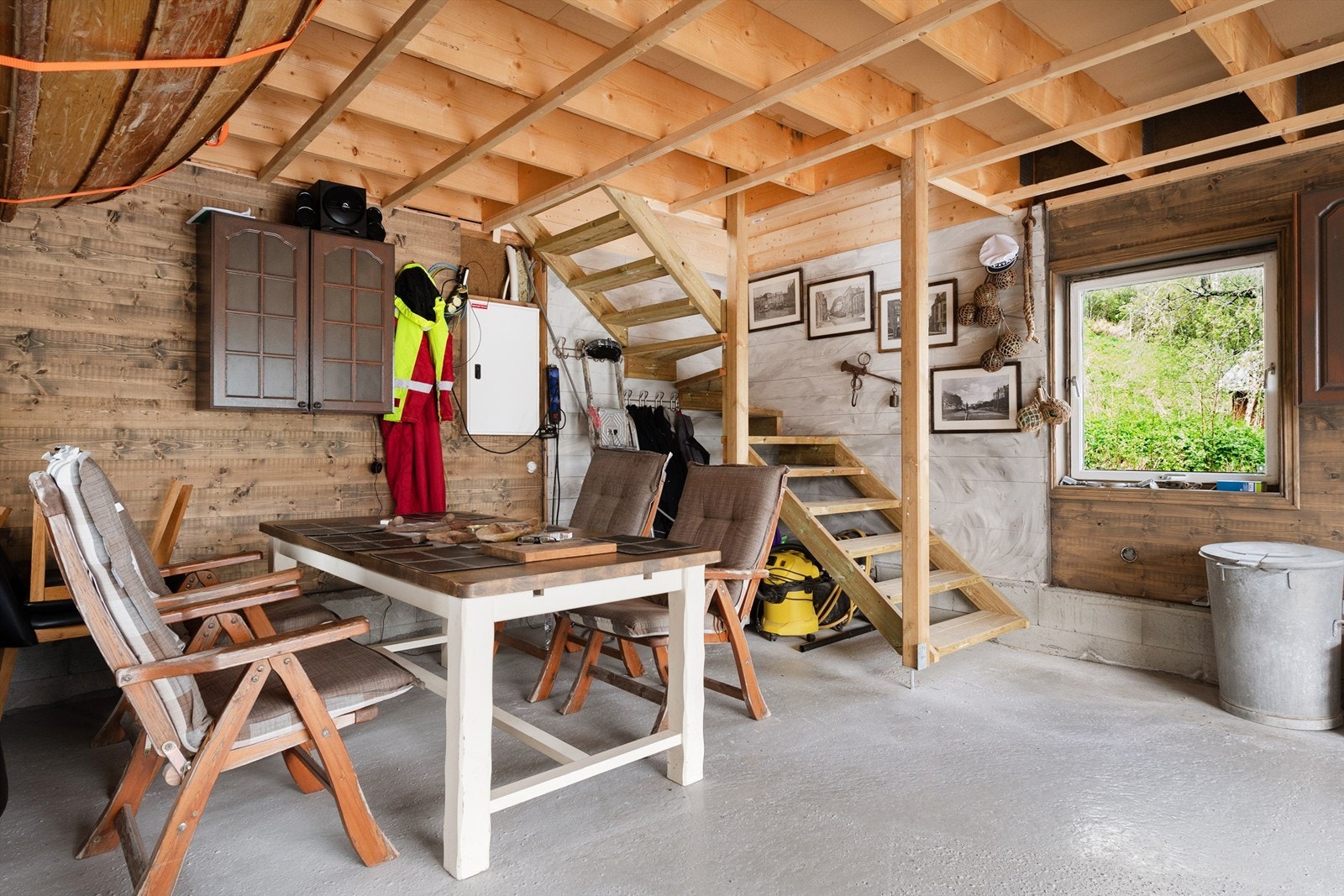 Det er trapp opp til naustloftet Galleribilde