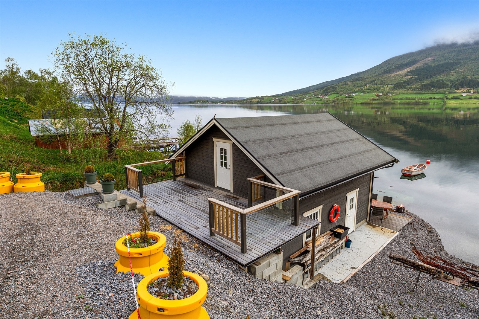 Det er terrasse på baksiden ogframsiden Galleribilde