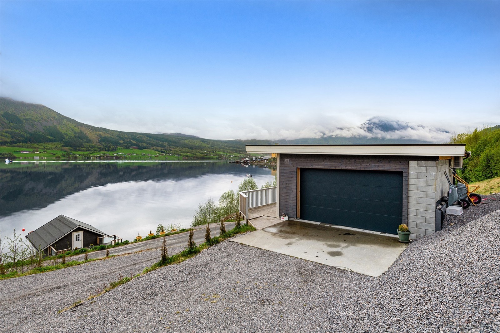 Garasje med terrasse. Galleribilde