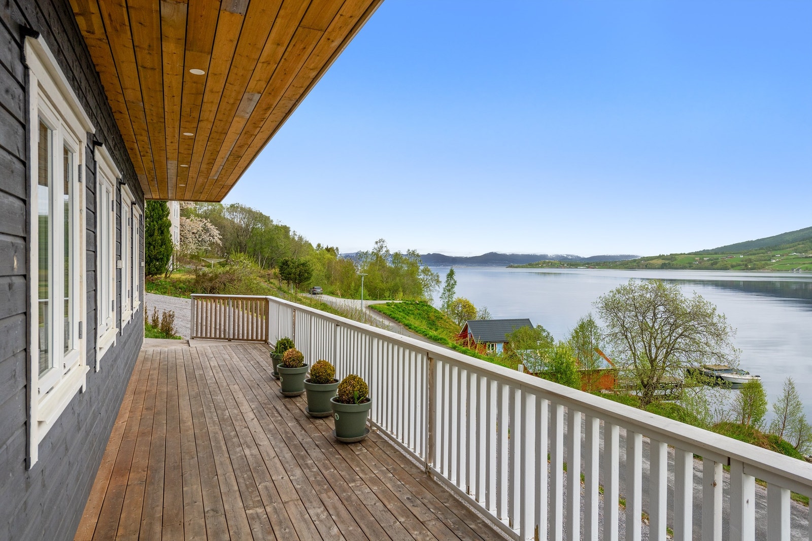 Det er terrasse rundt to sider av garasjen Galleribilde