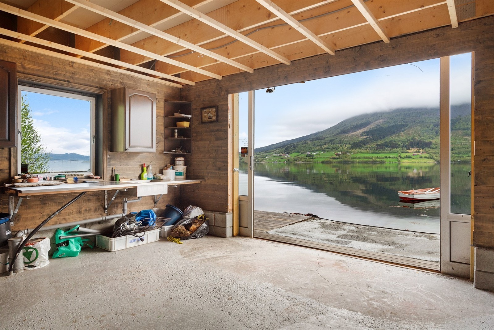 Naustet har dobbel skyvedør Galleribilde