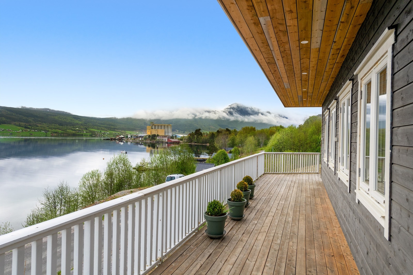 Flott utsikt fra terrasse Galleribilde
