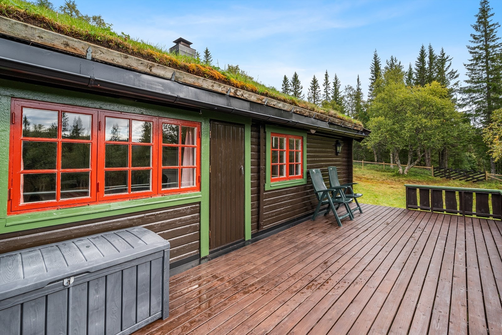 Terrasse på ca. 21 kvm med inngang til stue. Galleribilde