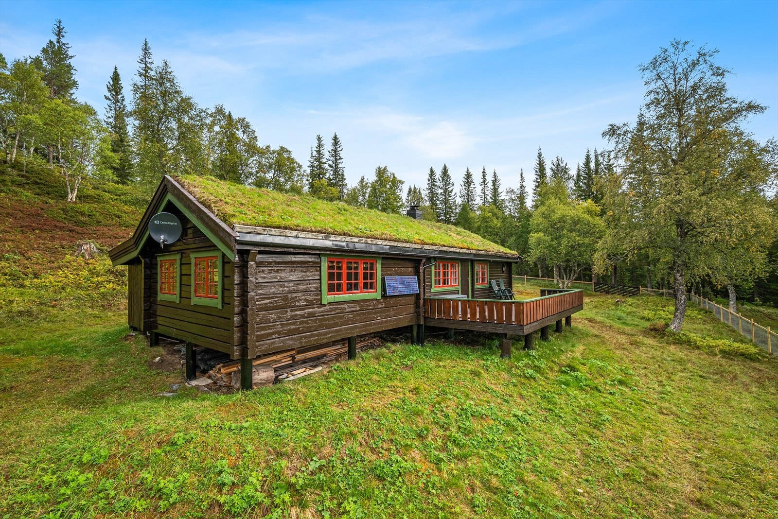 Hytten har solcelle og innlagt sommervann. Galleribilde