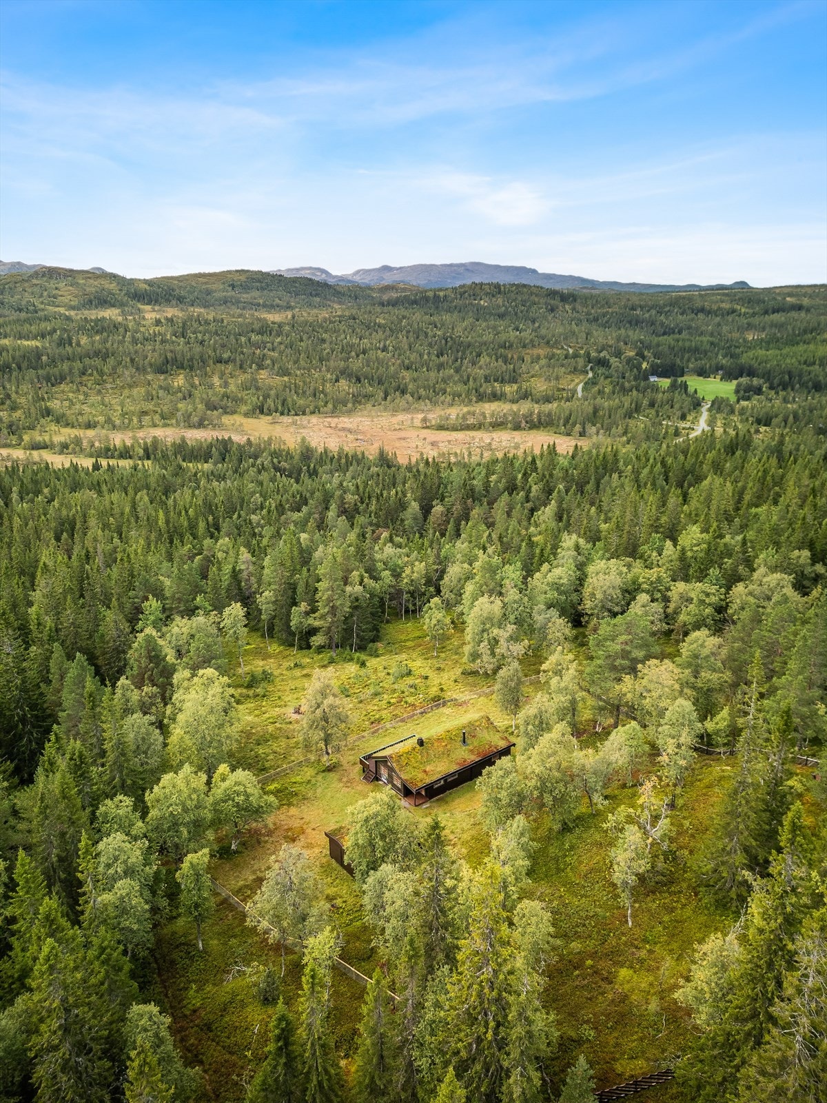 Her er det preparerte lysløyper like ved eiendommen, flotte toppturer og gode muligheter for jakt og fiske. Galleribilde
