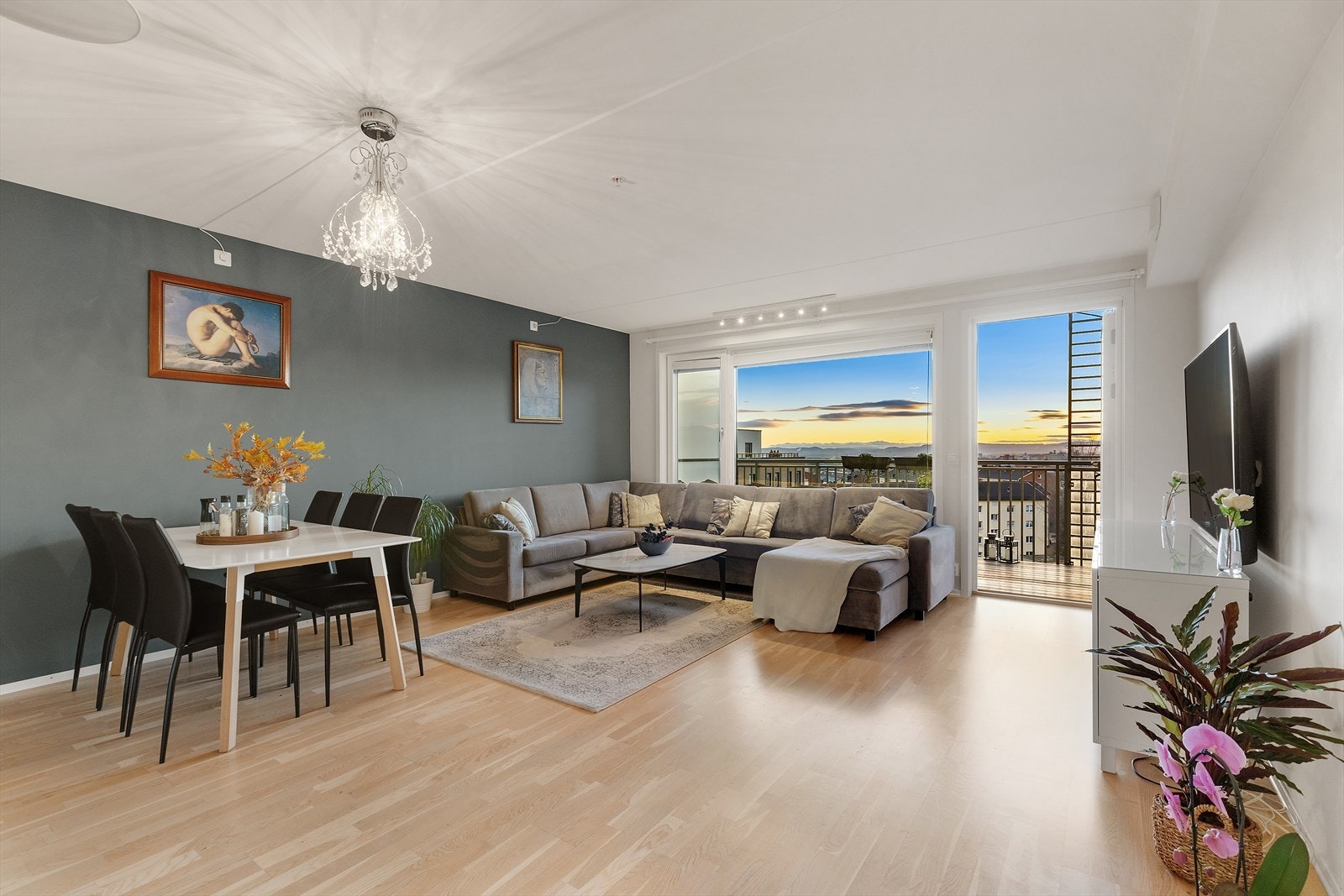 Dette er en stor og innbydende 3-roms med fantastisk utsikt og flott beliggenhet. Galleribilde