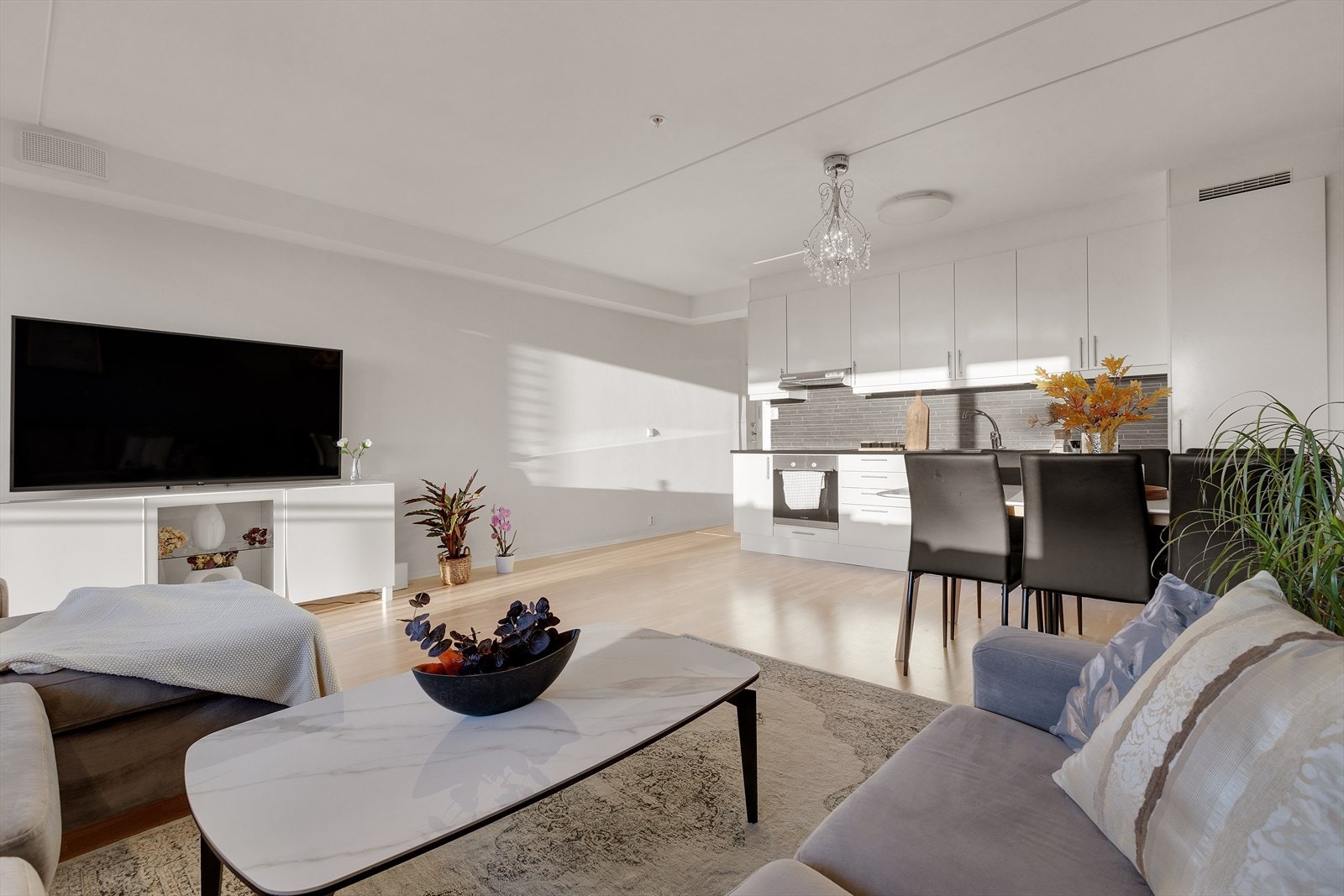 Stuen/kjøkken i åpen løsning. Galleribilde