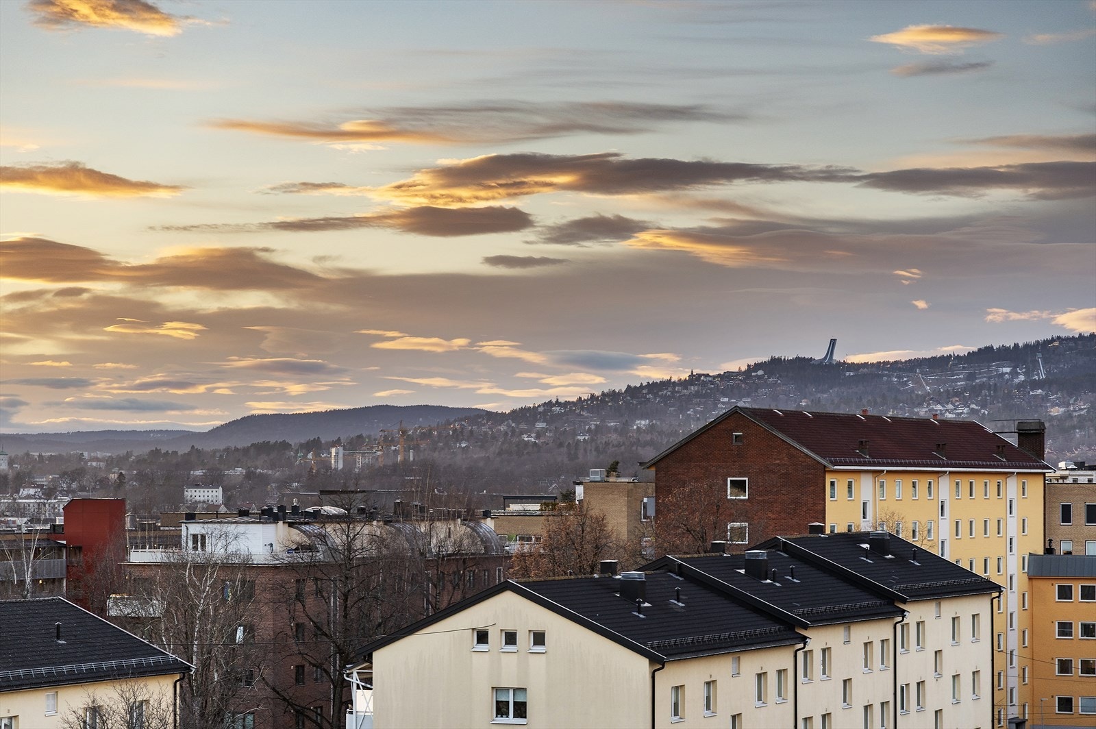 Området byr ellers på fotballbane, idrettshall, skøytebane, svømmehall, tennisanlegg og treningssenter. Galleribilde