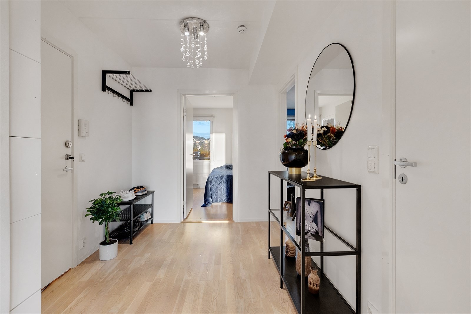 God plass til oppheng og lagring av yttertøy og sko Galleribilde