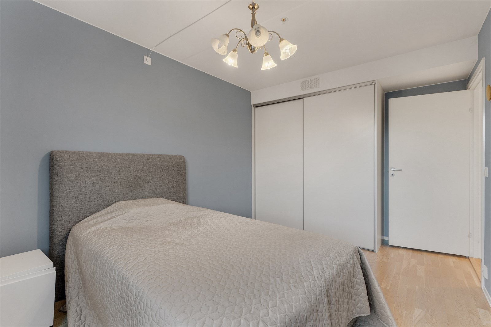 Praktisk integrert skyvedørsgarderobe. Galleribilde