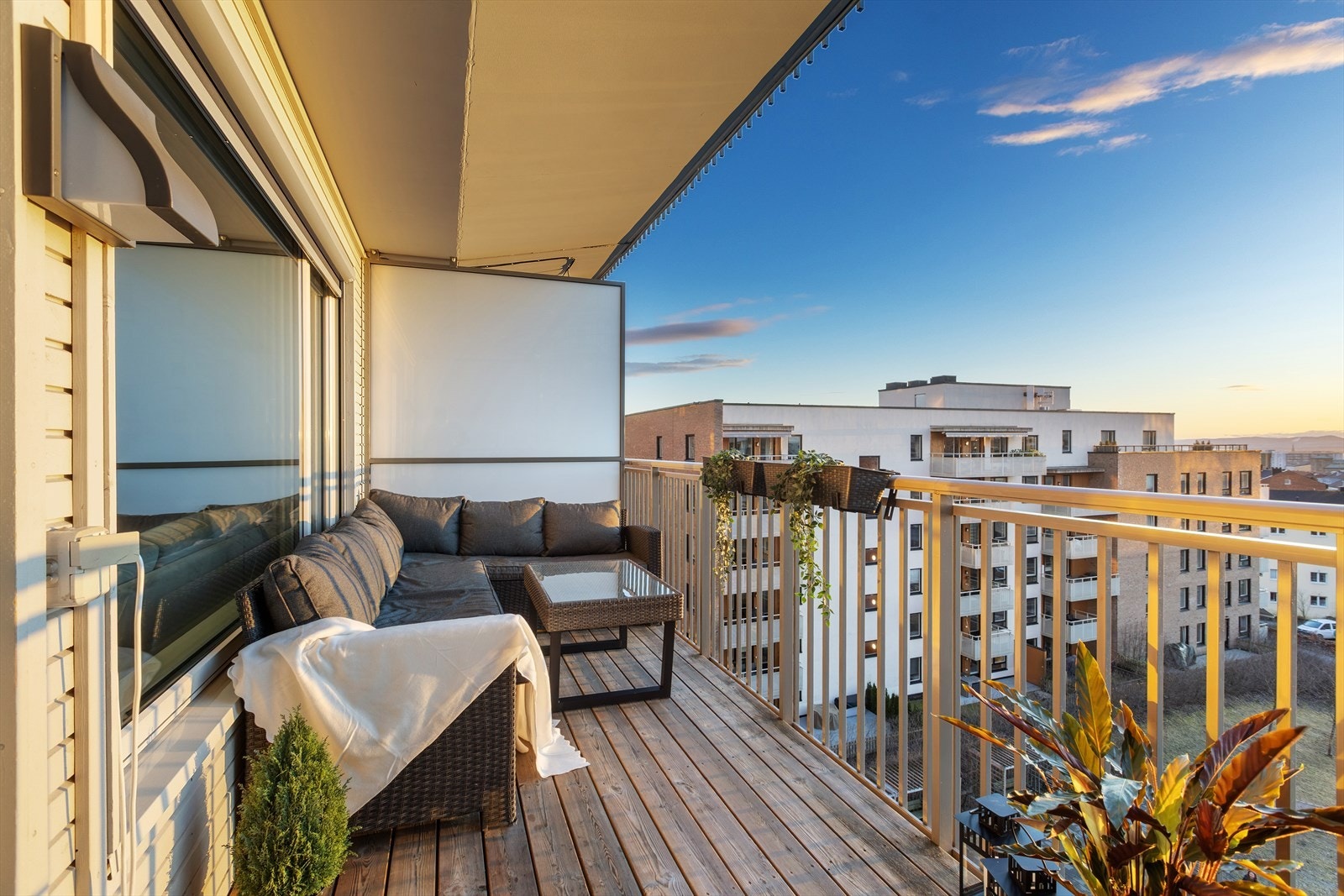 Fra stuen er det direkte utgang til en vest-vendt balkong. Galleribilde