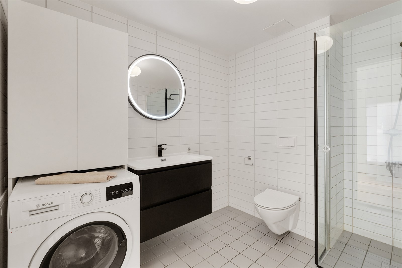 Pent flislagt bad med varme i gulv og opplegg for vaskemaskin. Galleribilde