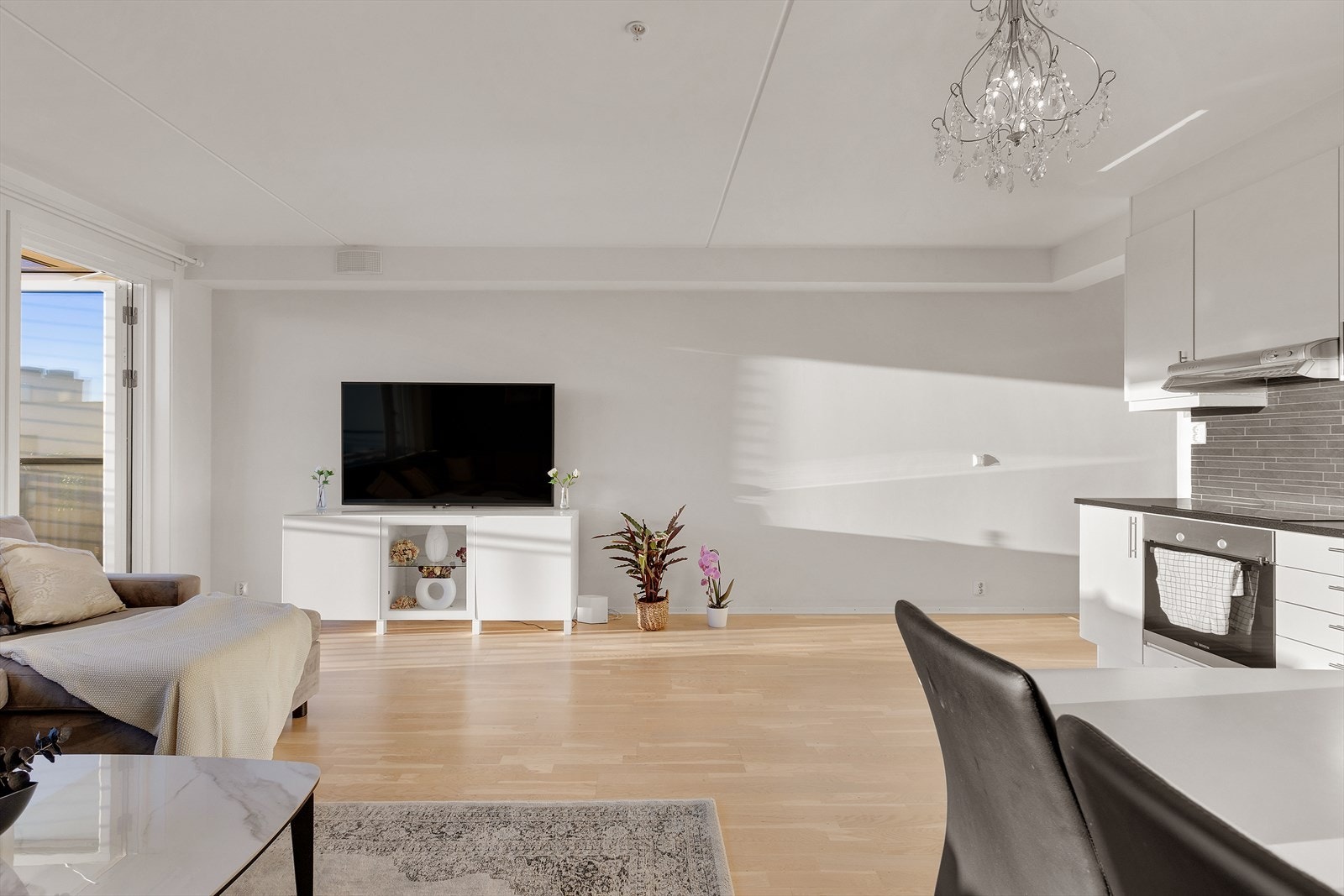 Fjernvarme og balansert ventilasjon sørger for energibesparende og lun oppvarming. Galleribilde