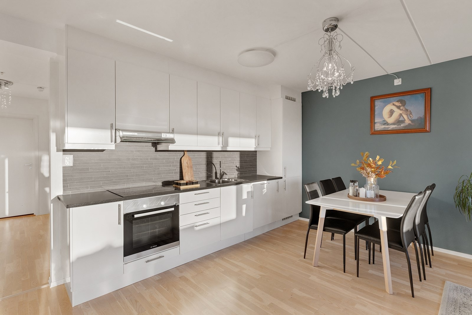 Godt med arbeidsflater og skapplass. Galleribilde