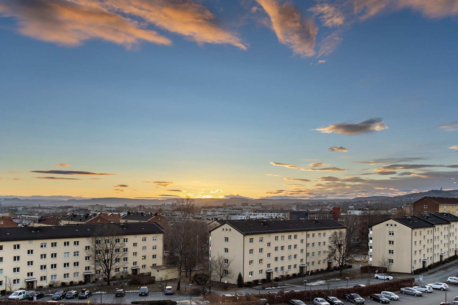 Eiendommen ligger i et attraktivt og sentralt boligområde på Storo i Oslo, med gangavstand til handlegater, kaféer, et variert servicetilbud og god offentlig kommunikasjon. Galleribilde