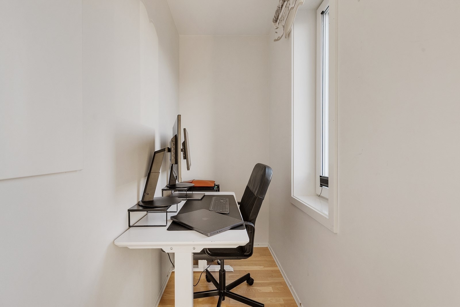 I tilknytning til soverom 2 er det en innvendig bod som i dag benyttes som kontor. Galleribilde