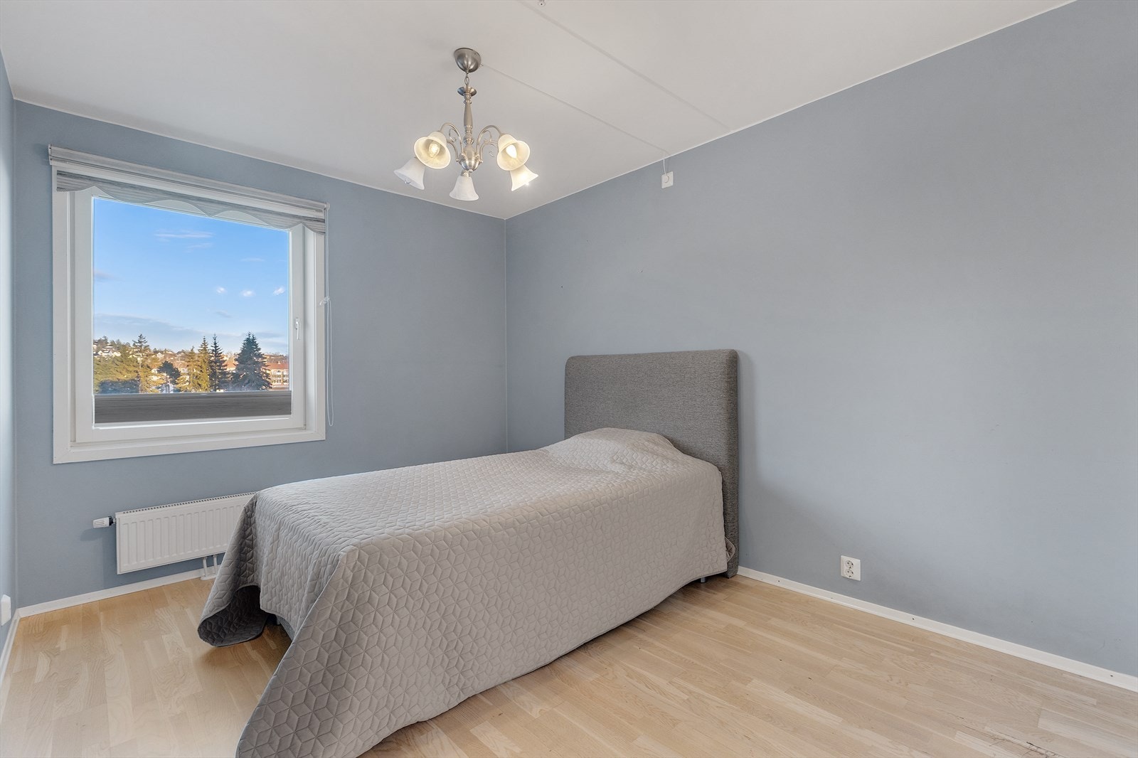 Romslig soverom med god plass til dobbeltseng og nattbord. Galleribilde