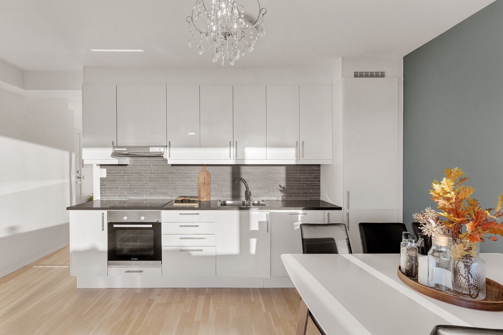 Kjøkken fra byggeår med integrerte hvitevarer. Galleribilde