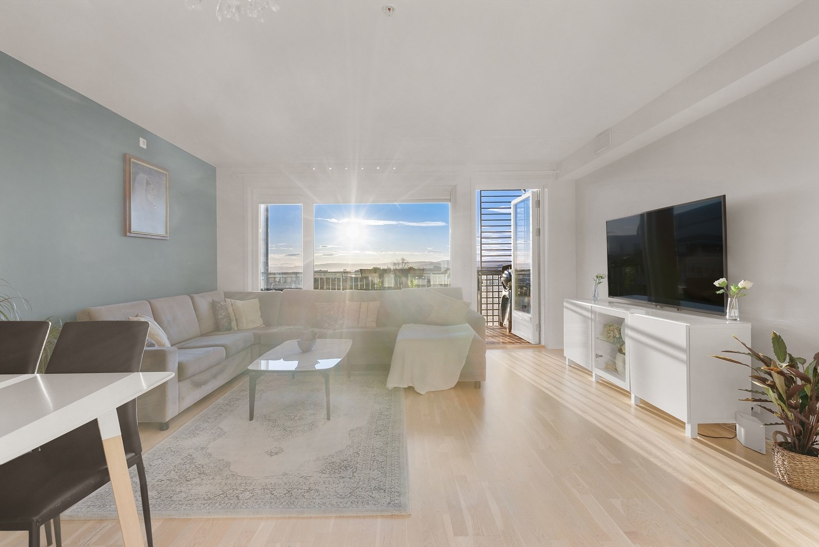 Det gode lysinnslippet kombinert med god takhøyde og den gjennomgående planløsningen gjør at leiligheten har en luftig og fin følelse. Galleribilde