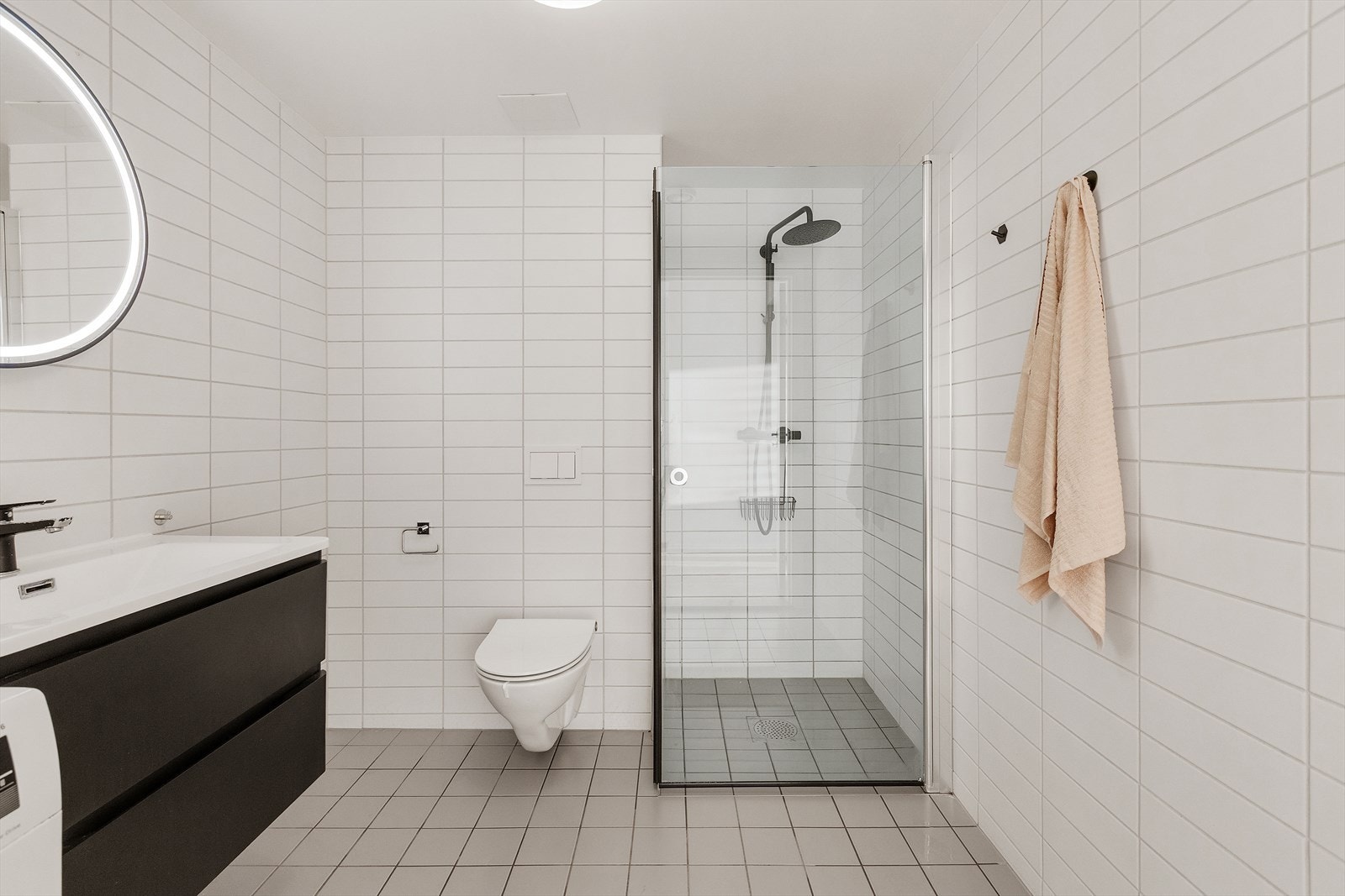 Pent flislagt bad med varme i gulv og opplegg for vaskemaskin. Galleribilde