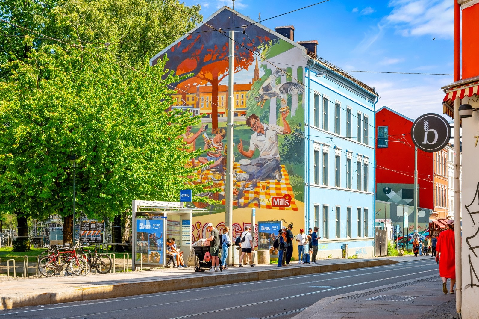 Kort gange til Schous plass fra leiligheten, her stopper 12, 15 og 18 blåtrikken. Galleribilde