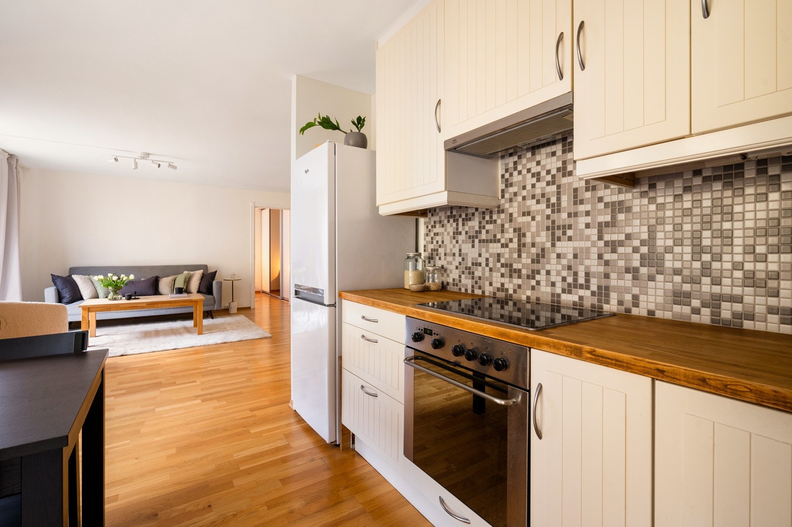 Integrerte hvitevarer er platetopp, stekeovn og oppvaskmaskin. Galleribilde