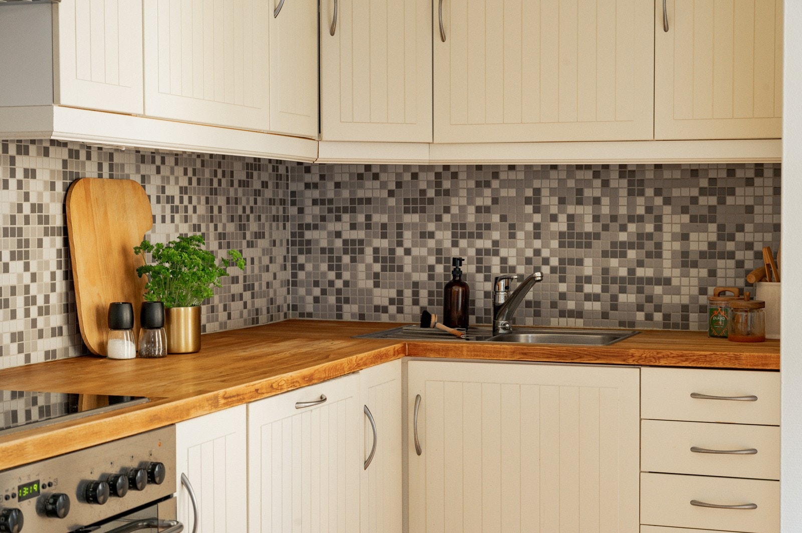 Kjøkkeninnredning med profilerte fronter og benkeplate i heltre. Galleribilde