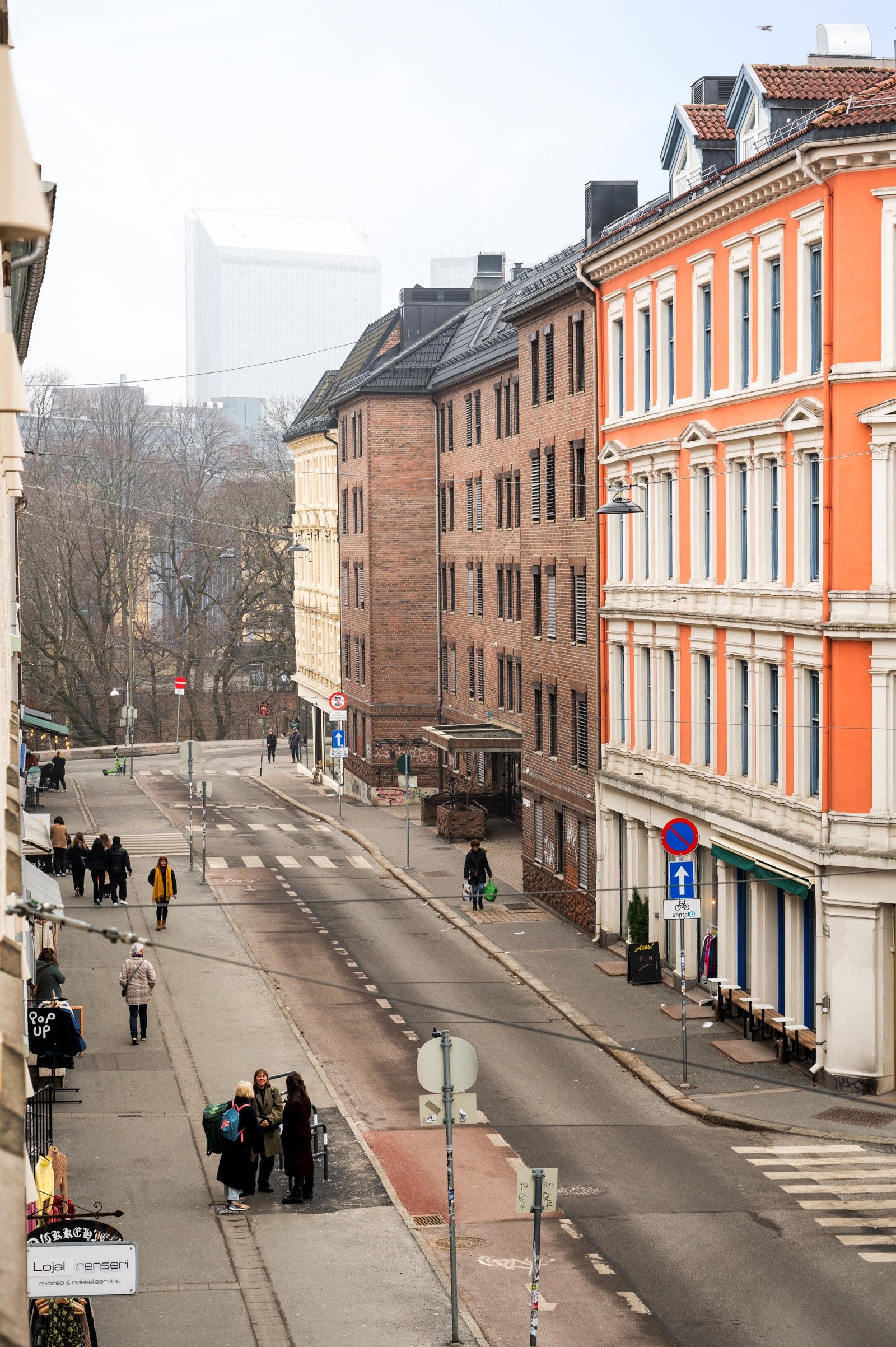I stuen er det fransk balkong med utsikt over Markveien, en enveiskjørt gate. Galleribilde