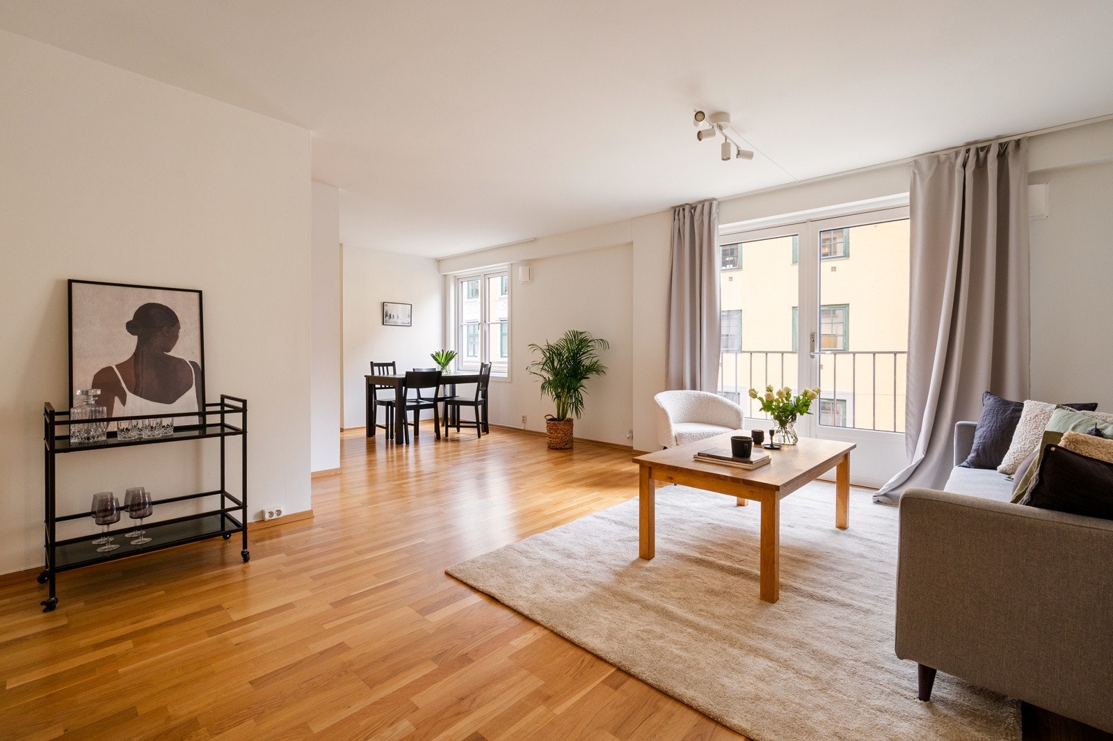 Moderne åpen stue- og kjøkkenløsning med god soneinndeling, samt masse lysinnslipp Galleribilde