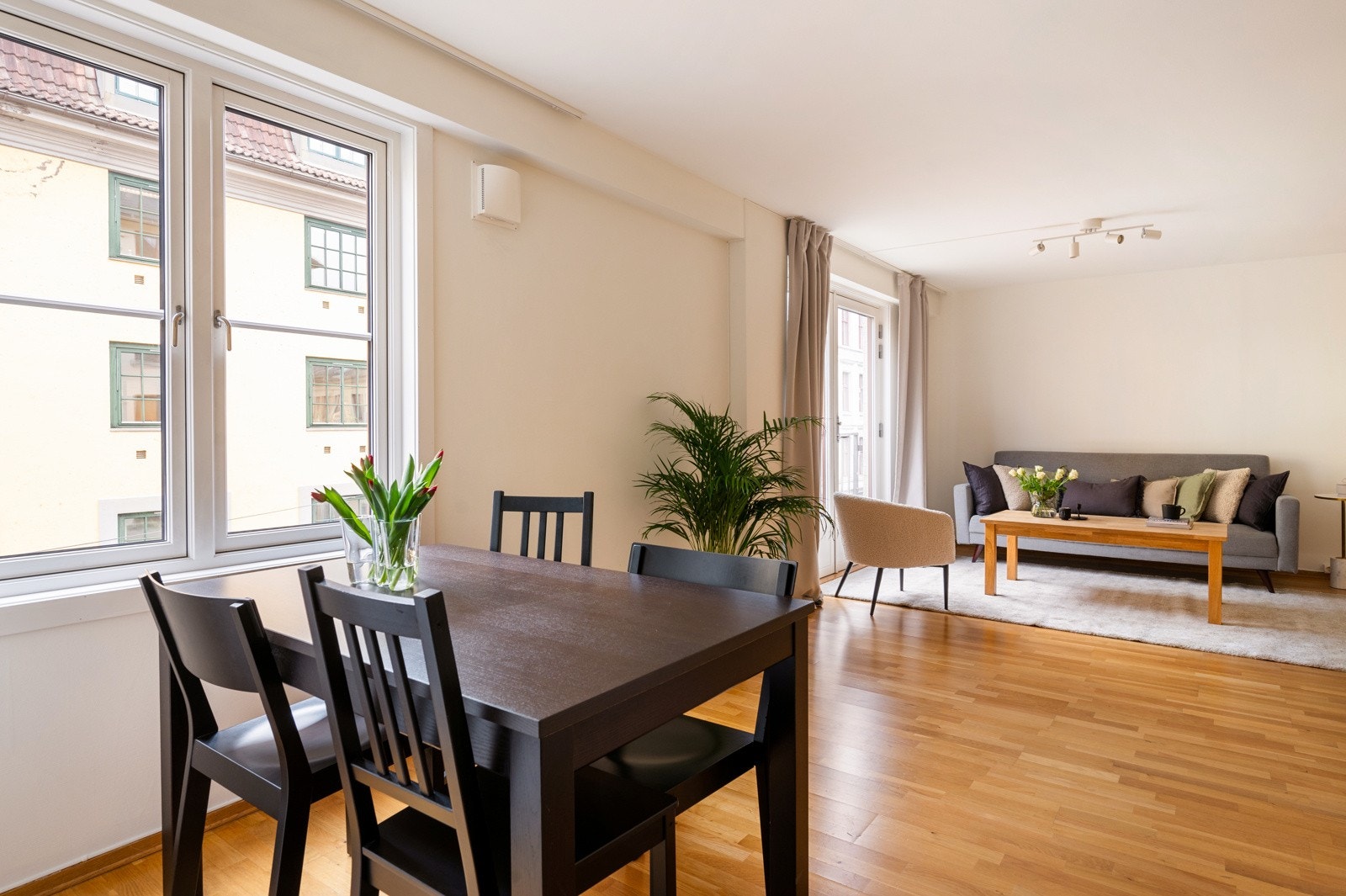 Boligen har nye store, vestvendte vinduer og balkongdør fra 2017. Galleribilde