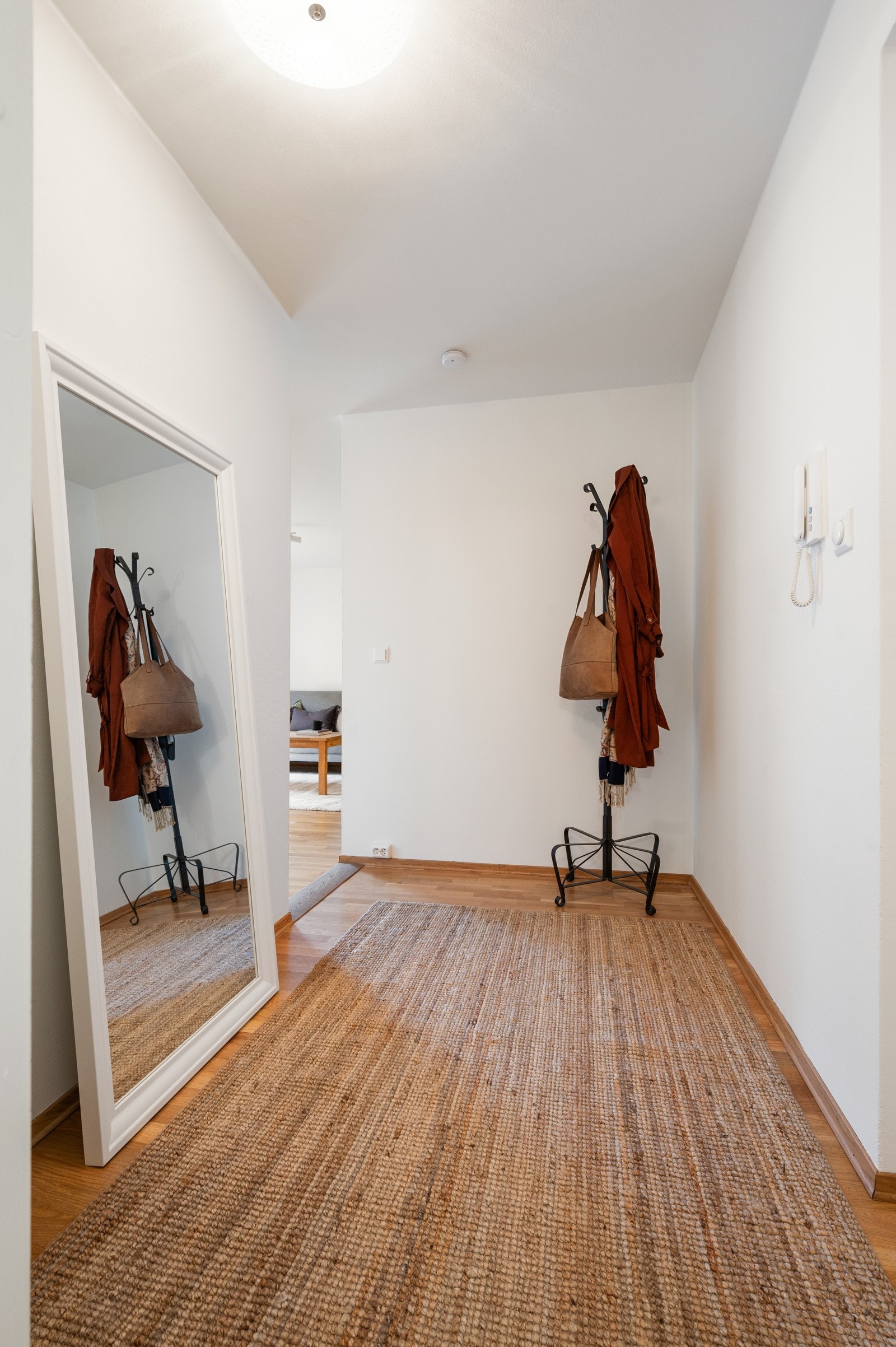 Svært romslig entré med god plass for oppheng av yttertøy. Galleribilde