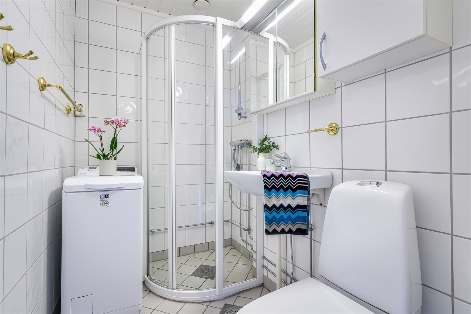 Lyst, flislagt bad med varmekabler i gulv Galleribilde