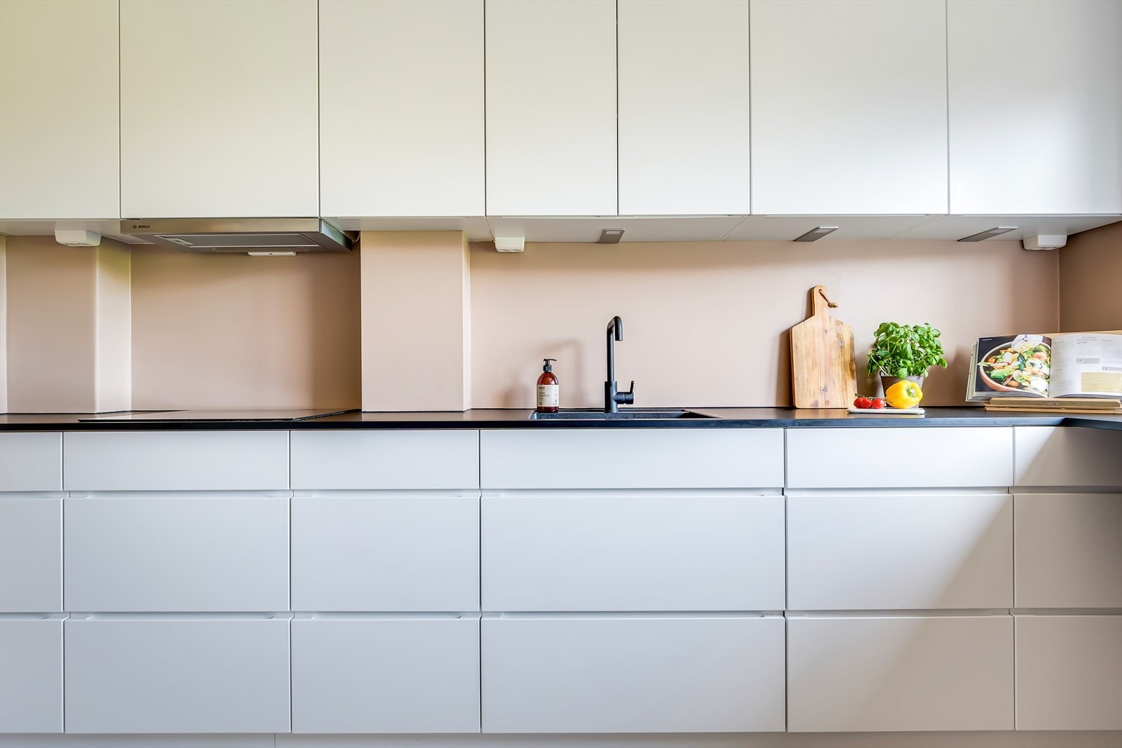 Kjøkkeninnredning fra 2020 fra Kvik og har slette fronter med hvit utførelse, med høyskap, benkeskap og overskap Galleribilde