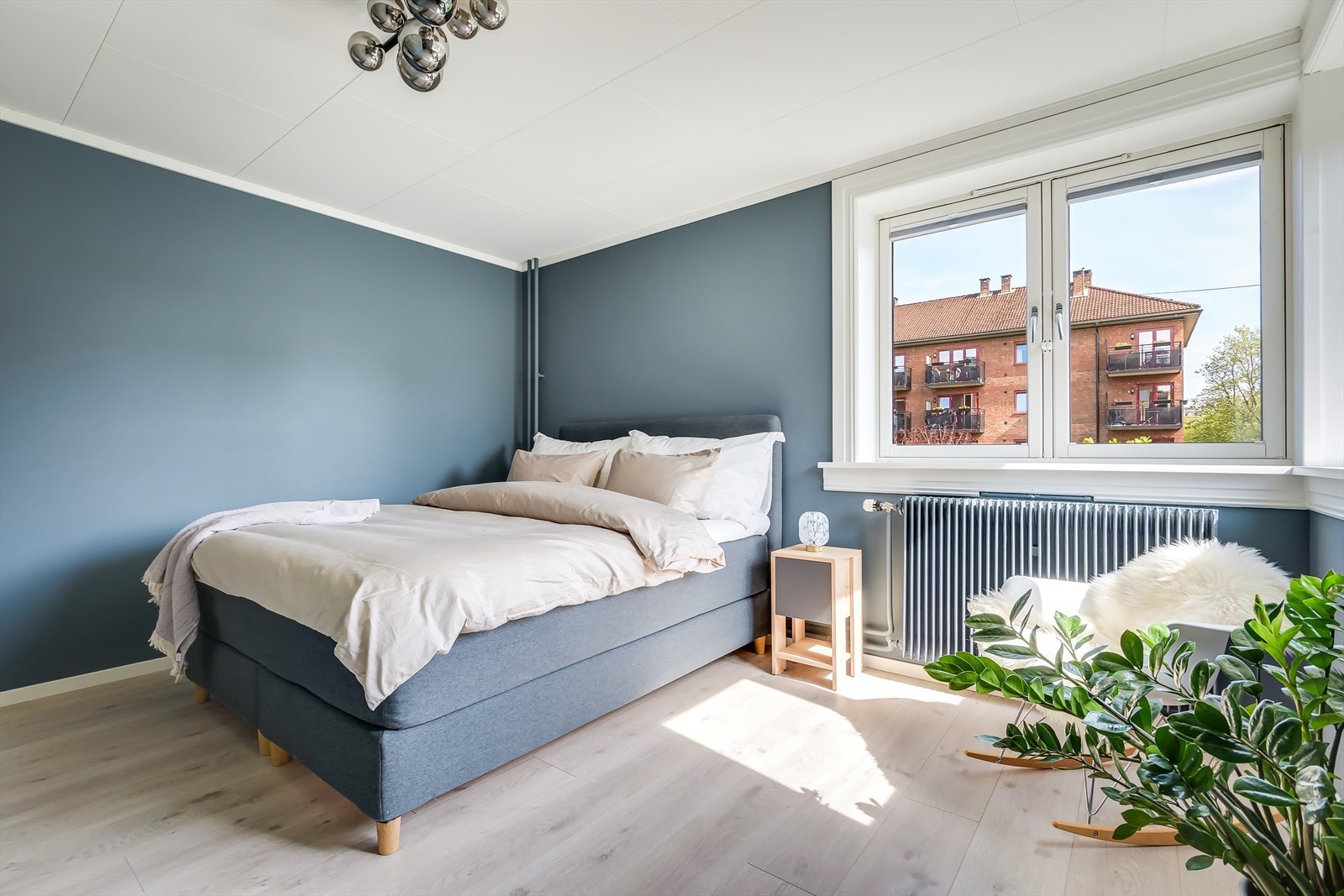 God plass til dobbeltseng, nattbord og garderobe Galleribilde