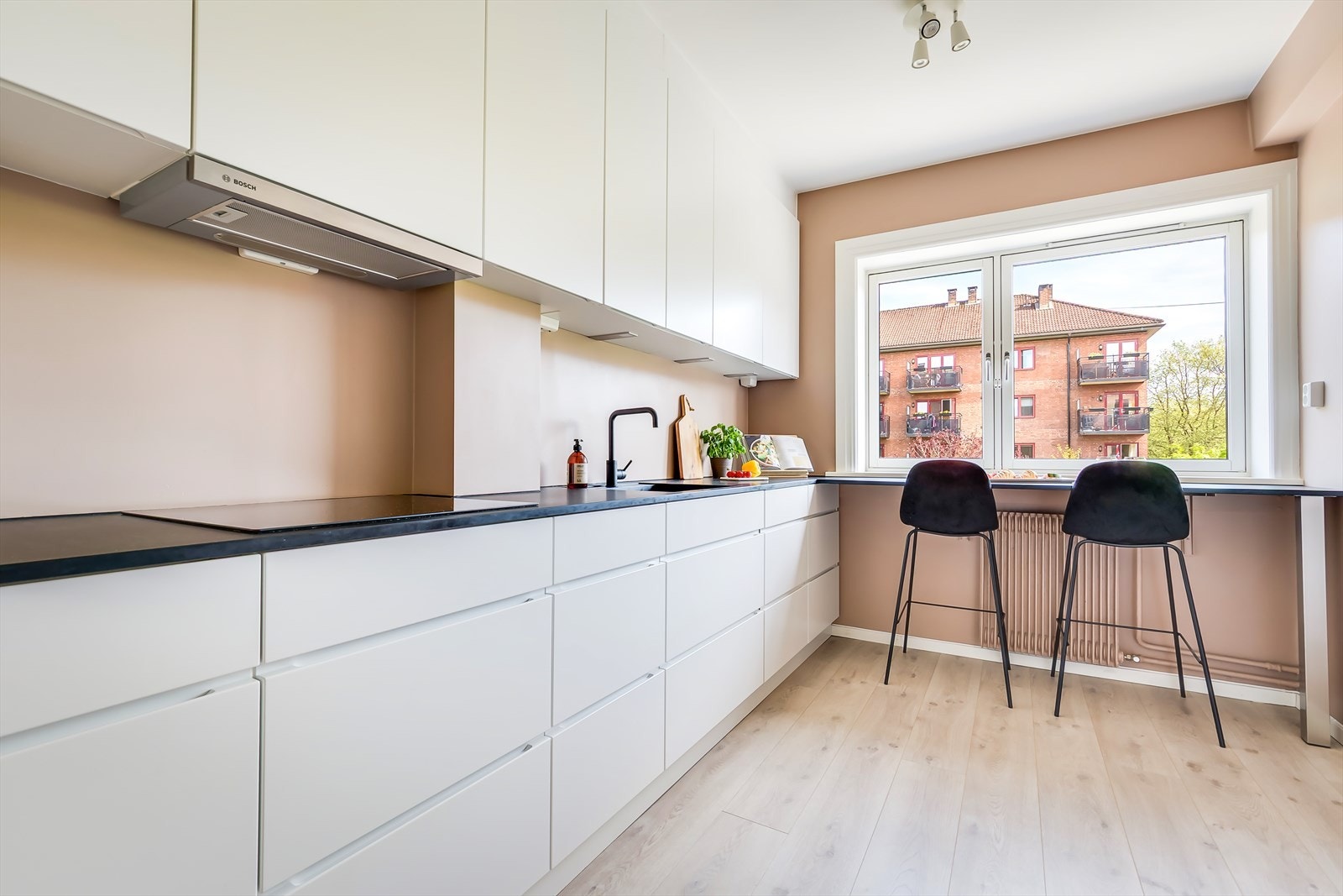 Hvitevarer som kjøl/fryseskap, oppvaskmaskin, platetopp og stekeovn. Galleribilde