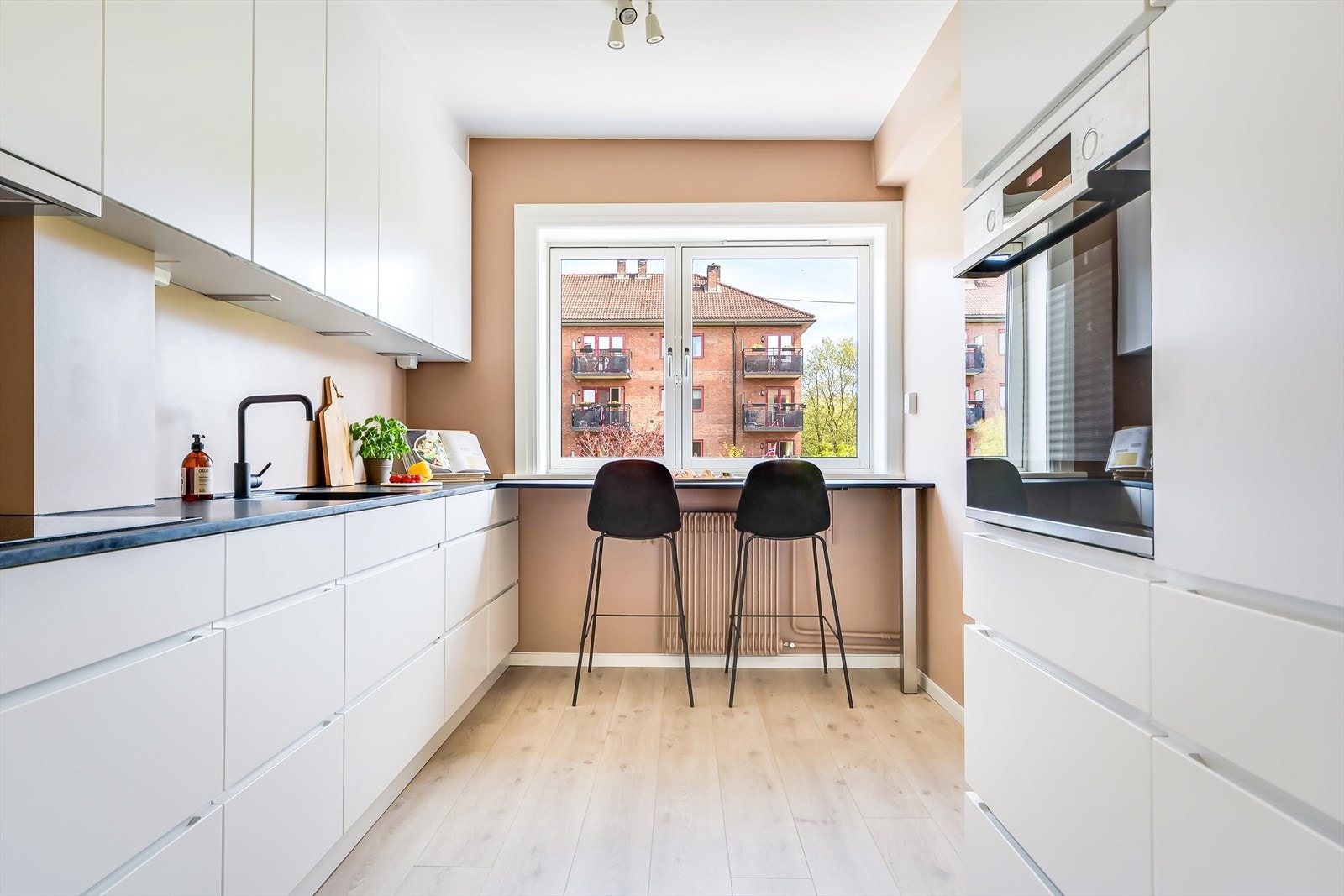 Romslig separat kjøkken med frokost-plass Galleribilde