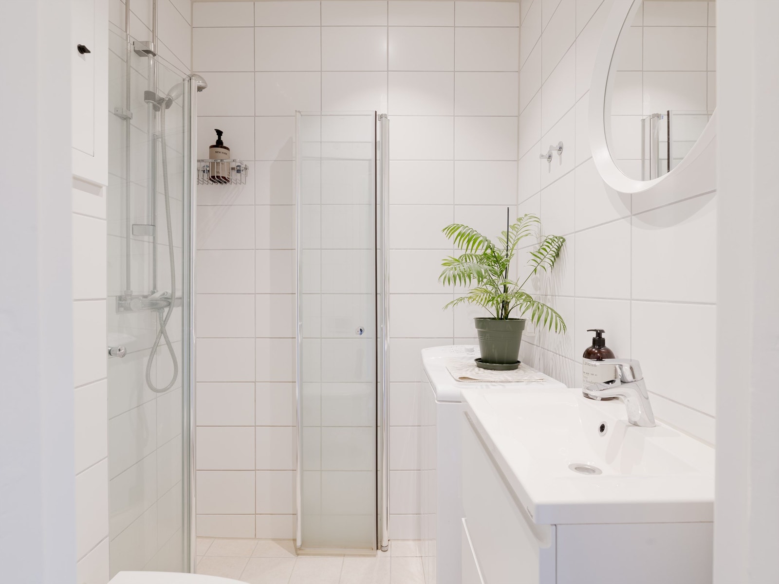 I 2019 fikk alle leilighetene i borettslaget helt nye bad. Her kan du meske deg med foldedører i glass, lekker innredning og få klesvasken unnagjort i en fei i egen vaskemaskin. Galleribilde