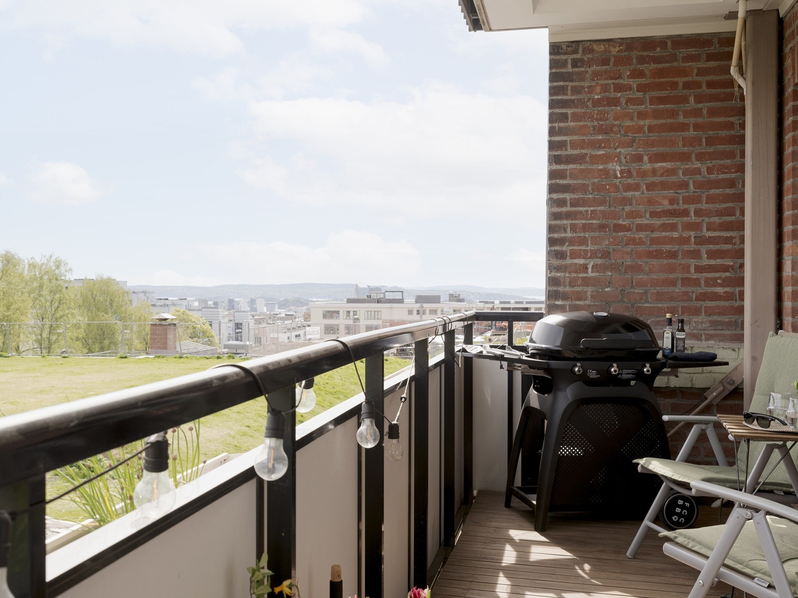 Balkongen byr på flott utsyn over friområdet på baksiden av bygget med byen som et vakkert bakteppe. Galleribilde