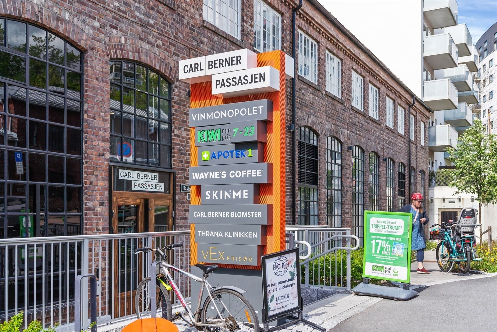 Carl Berner passasjen er nærmeste kjøpesenter og byr blant annet på det lokale Vinmonopolet. Galleribilde