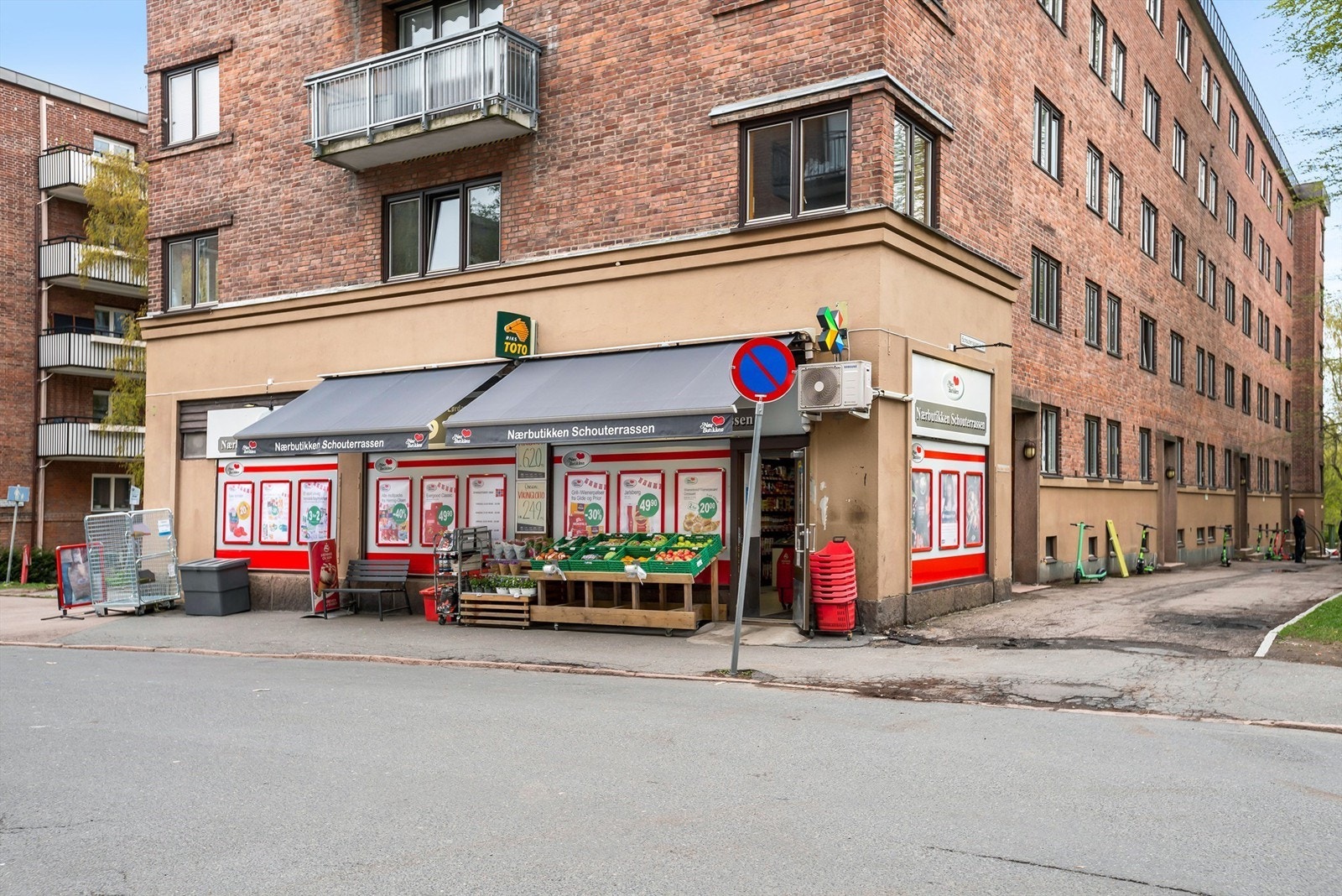 Nærbutikken Schouterrassen ligger like ved og er det perfekte utfluktsstedet når du mangler det siste lille til søndagsmiddagen Galleribilde