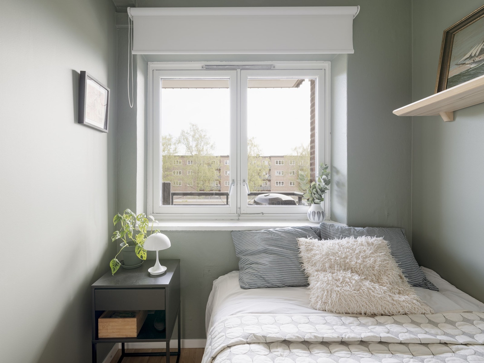 Rommet ligger ut mot egen balkong og friområdet utenfor. Her er du skjermet for innyn og kan stå opp til soloppgangen! Galleribilde