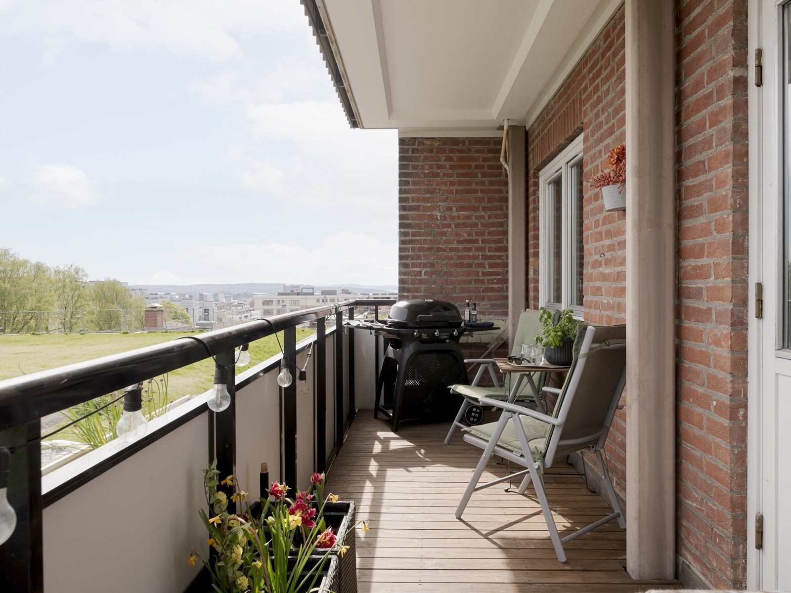 Velkommen til Schouterrassen og denne lekre leiligheten med flott utsikt fra en stor balkong! Galleribilde