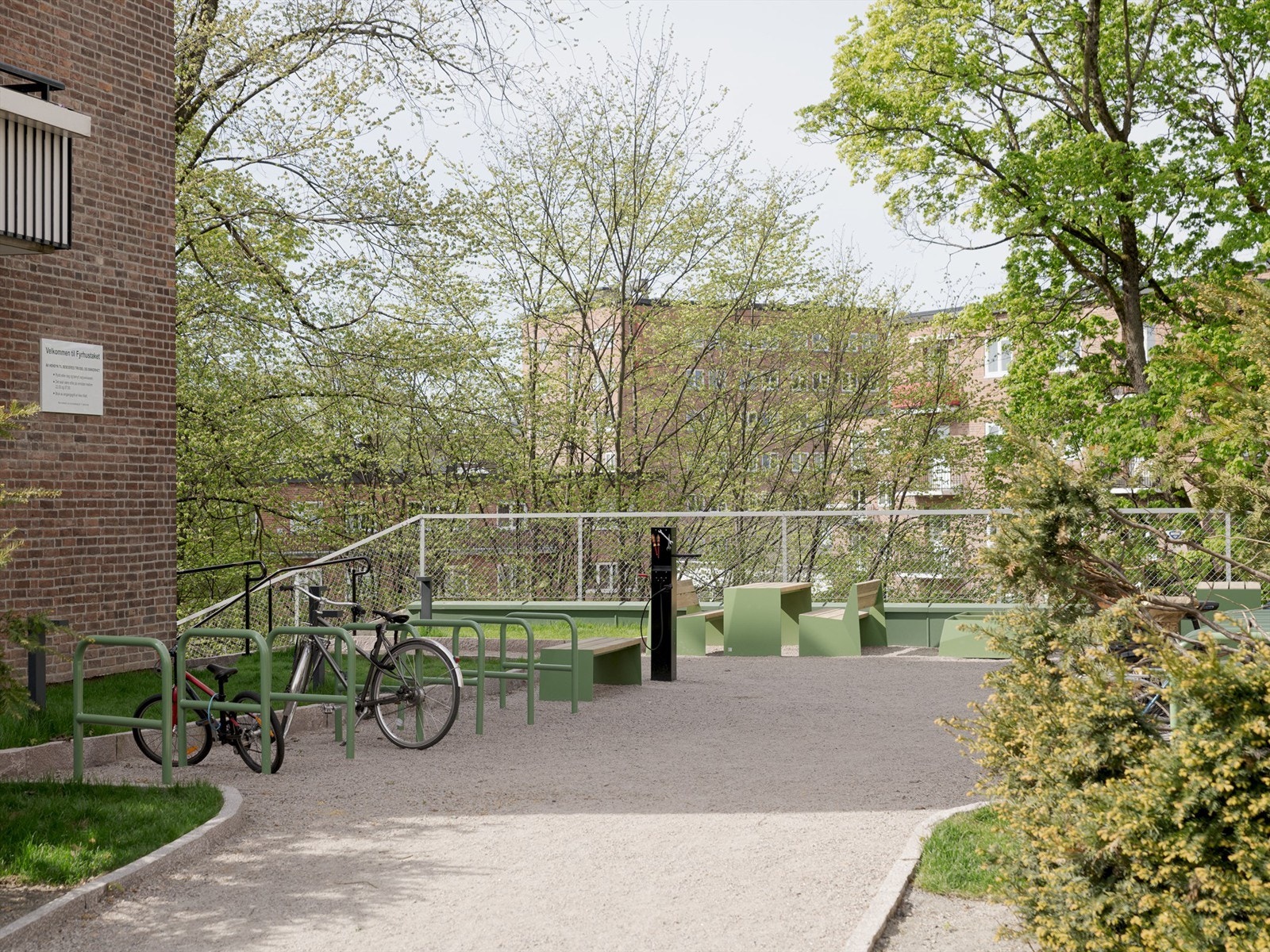 Schouterrassen ligger alene på en høyde over Oslo, men er samtidig sentralt med kun en kort rusletur ned til Carl Berner eller T-banen på Sinsen Galleribilde