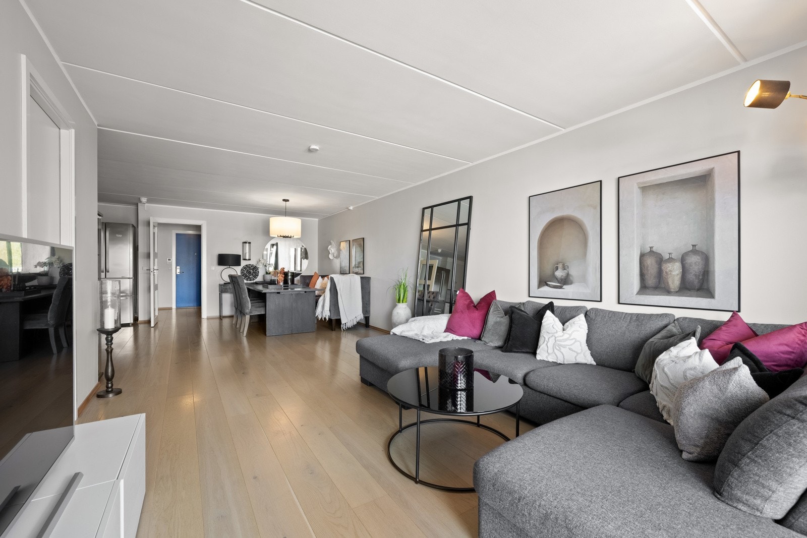 Et hyggelig allrom med plass til både sofagruppe og spisebord. Galleribilde